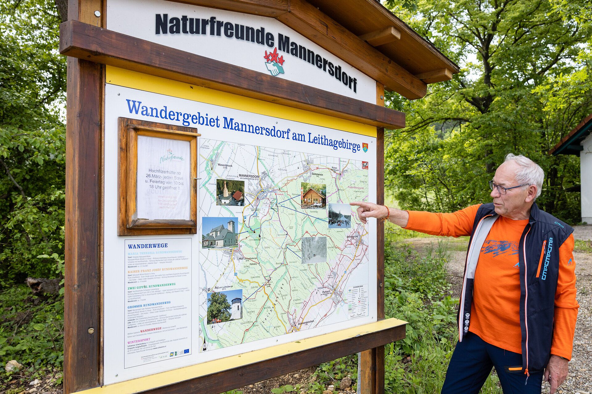Ein Mann betrachtet eine große Wandertafel.