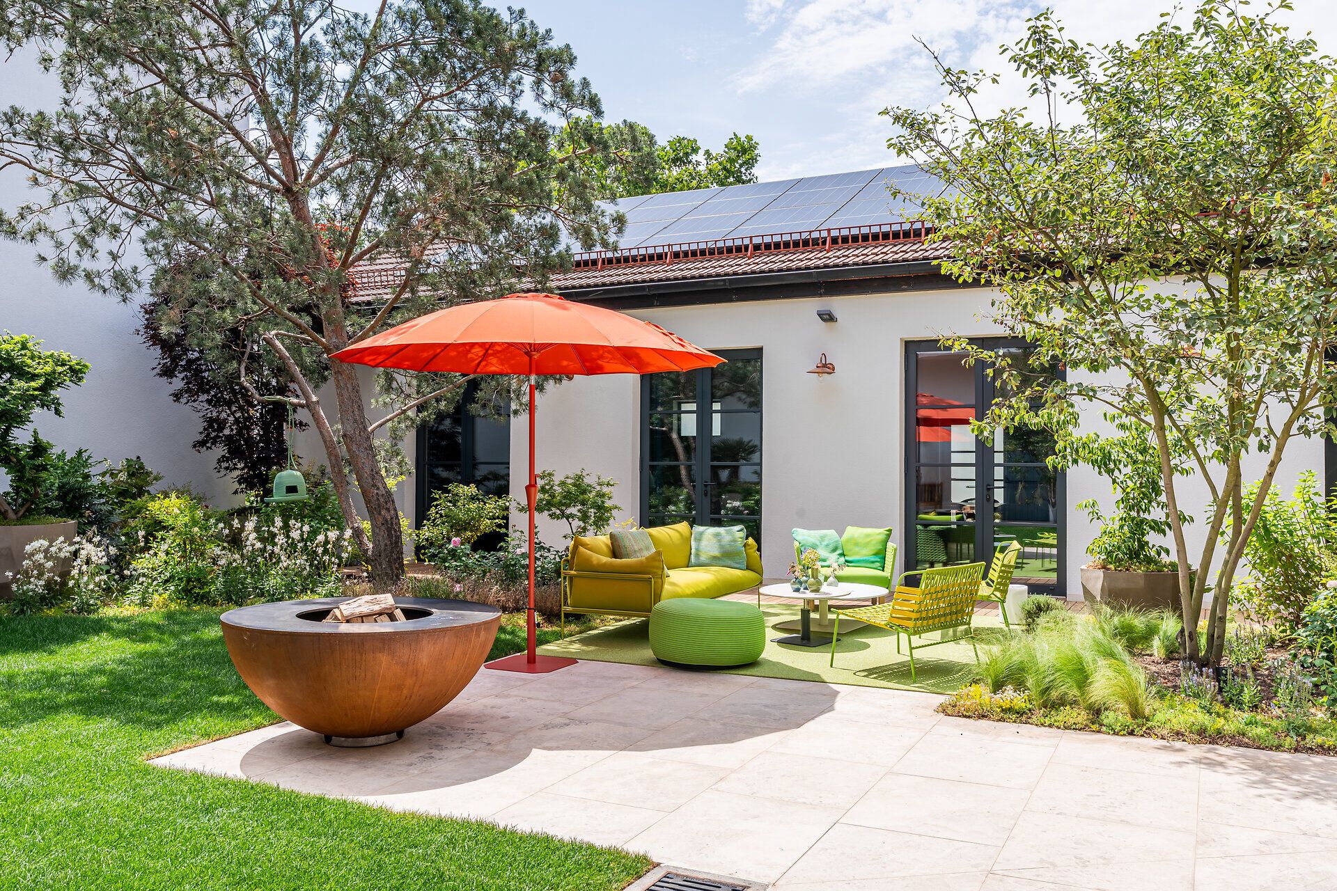 Innenhof mit Sitzecke im Grünen Gutshof Hotel