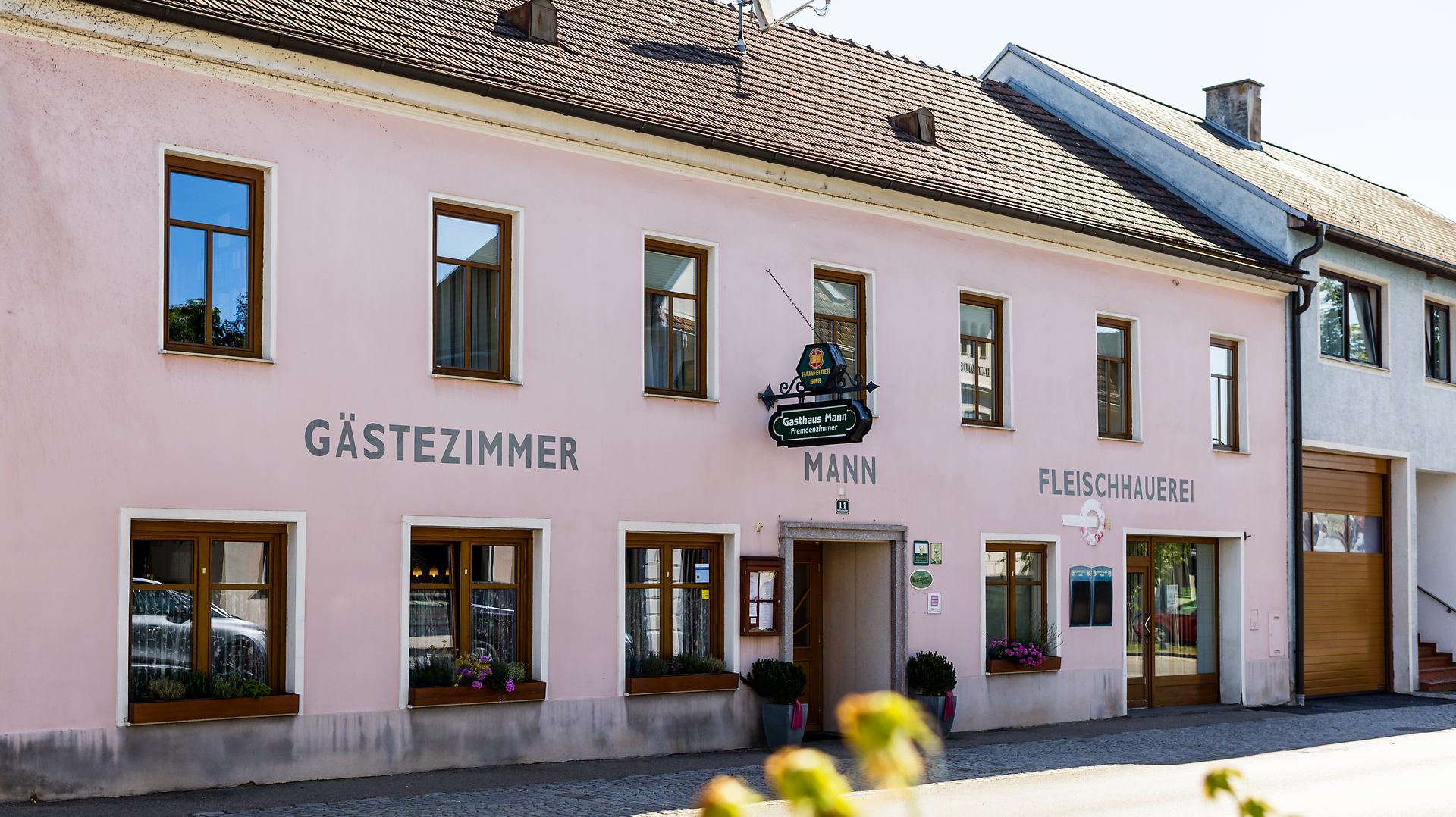 Inmitten der sanften Hügel des Donautals strahlt das charmante Wirtshaus eine einladende Atmosphäre aus. Die blühenden Pflanzen vor den Fenstern und die traditionelle Architektur laden dazu ein, die regionale Gastfreundschaft zu genießen und die köstlichen Spezialitäten zu probieren.