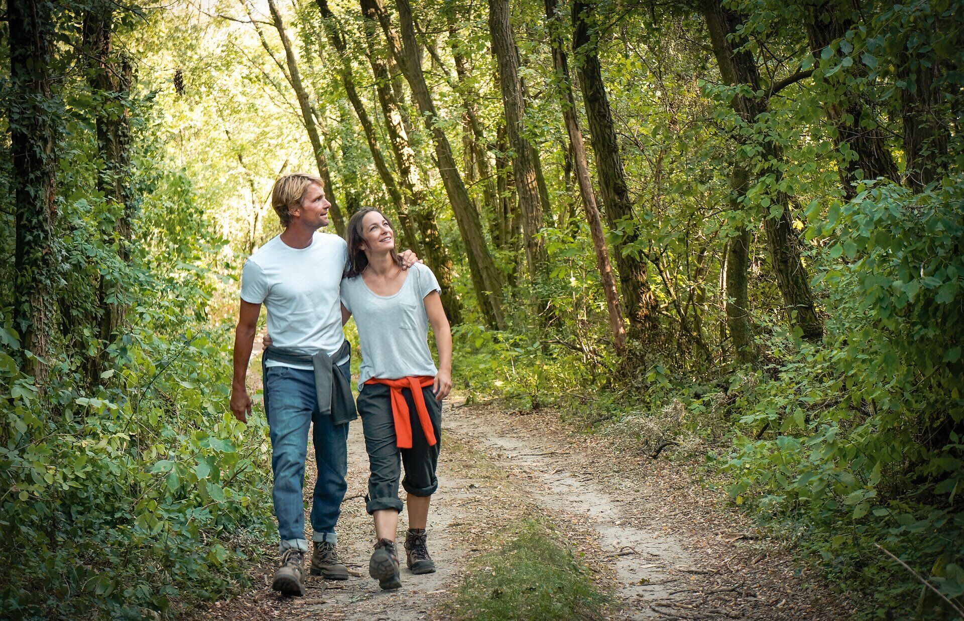Pärchen beim Wandern auf einem Waldweg
