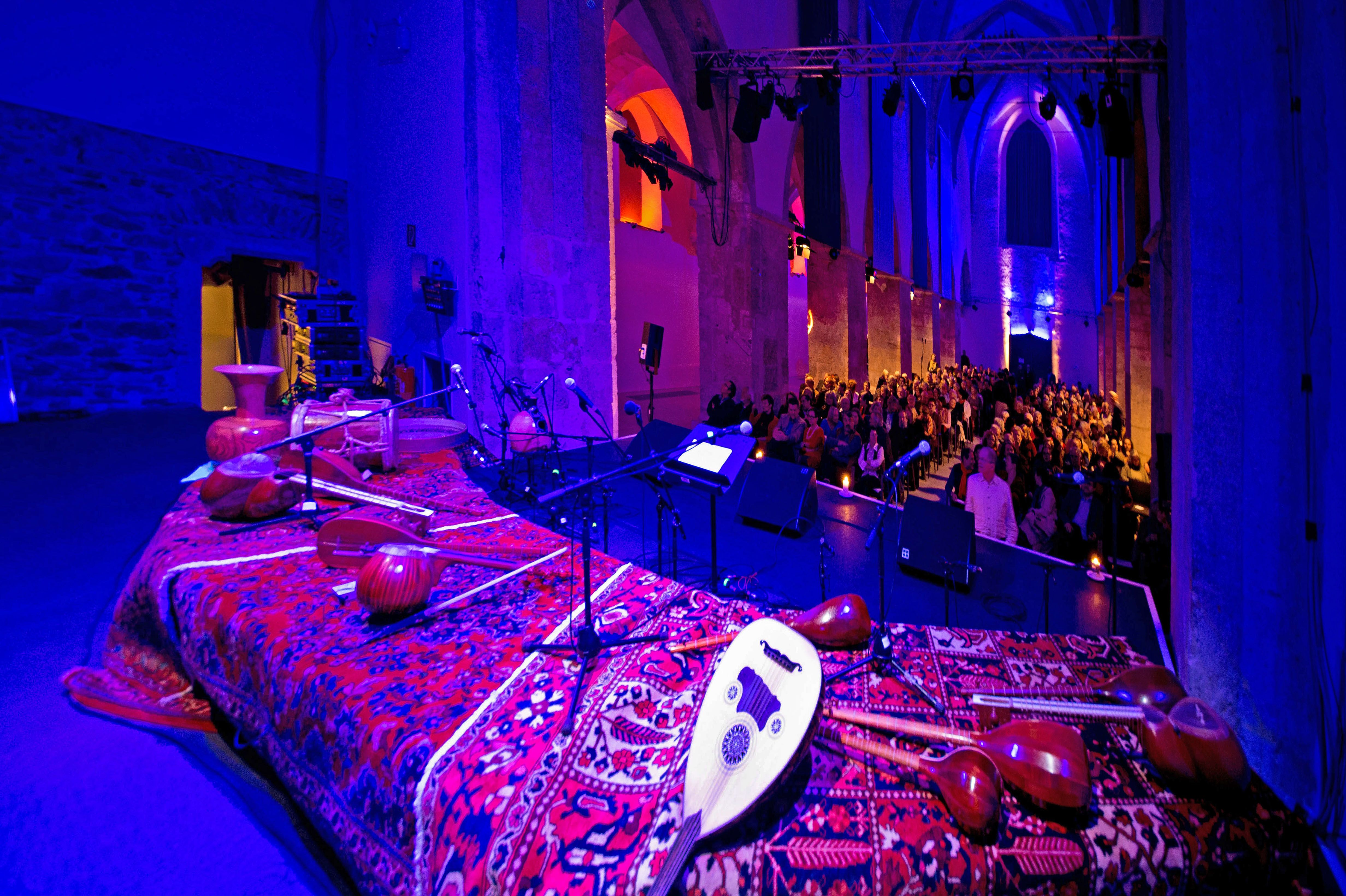 Bild von oben auf Bühne in der Minoritenkirche Krems