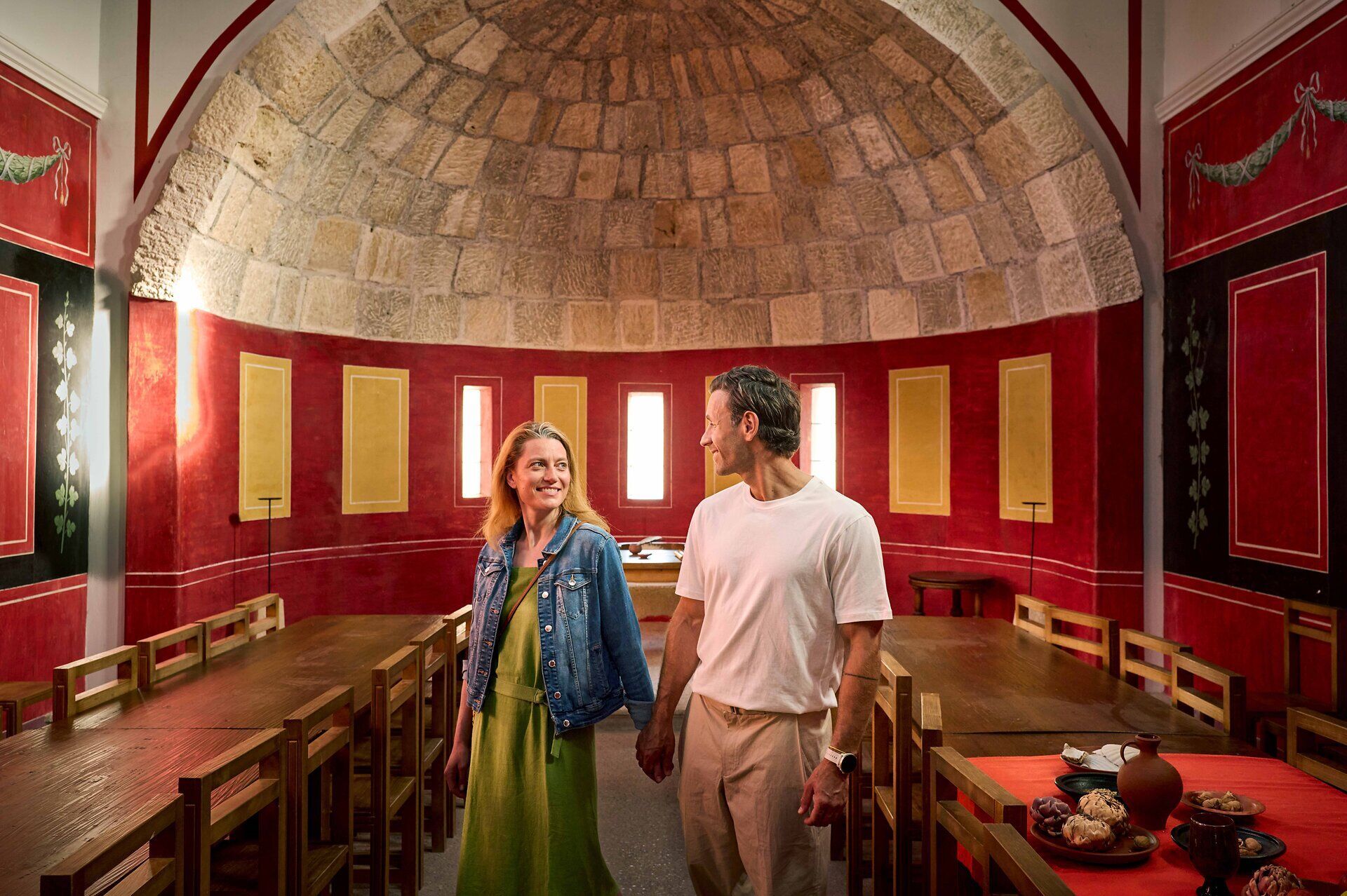 Ein Mann und eine Frau in inneren eines Gebäudes der Römerstadt Carnuntum.