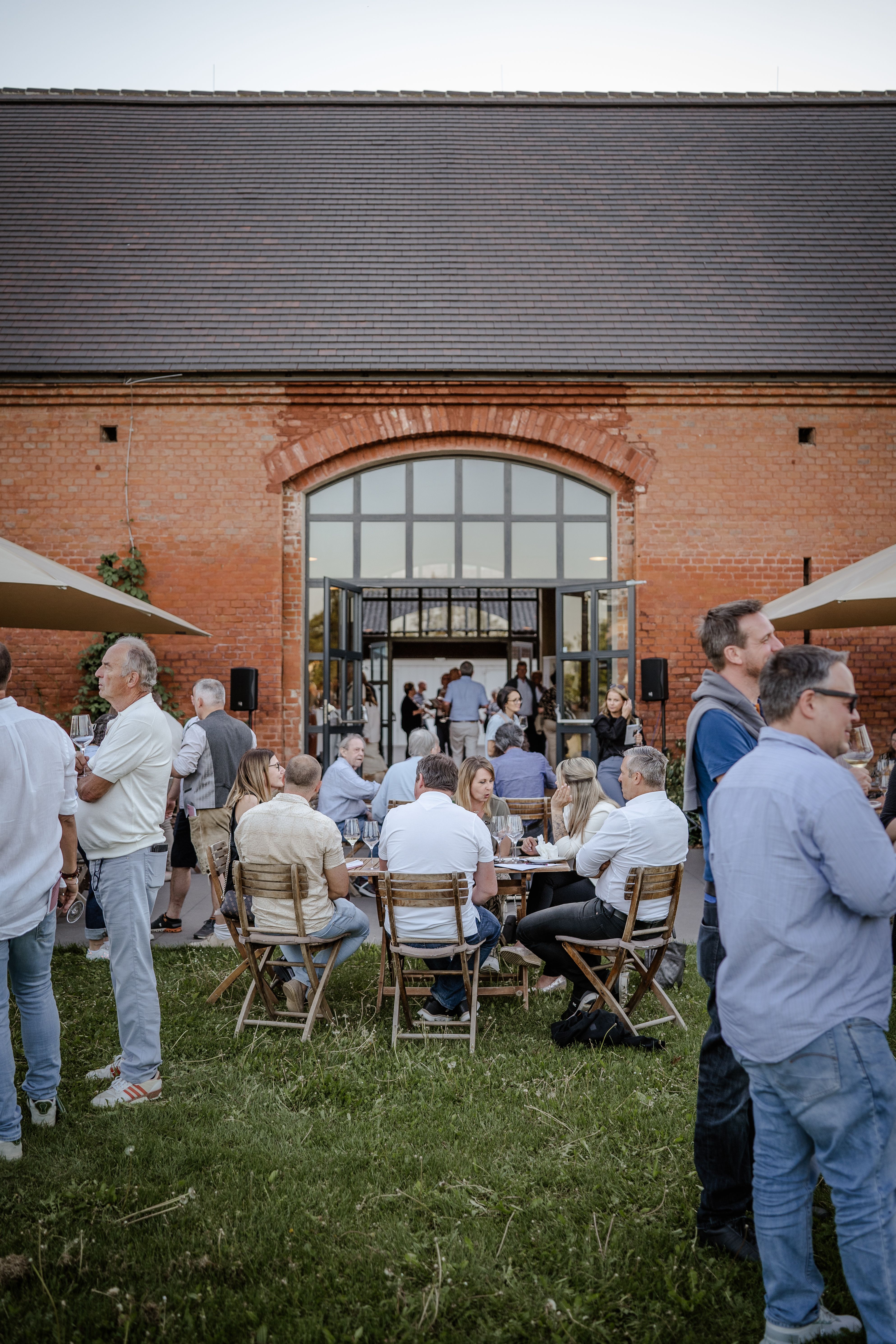 Alte Scheune von außen, Leute davor