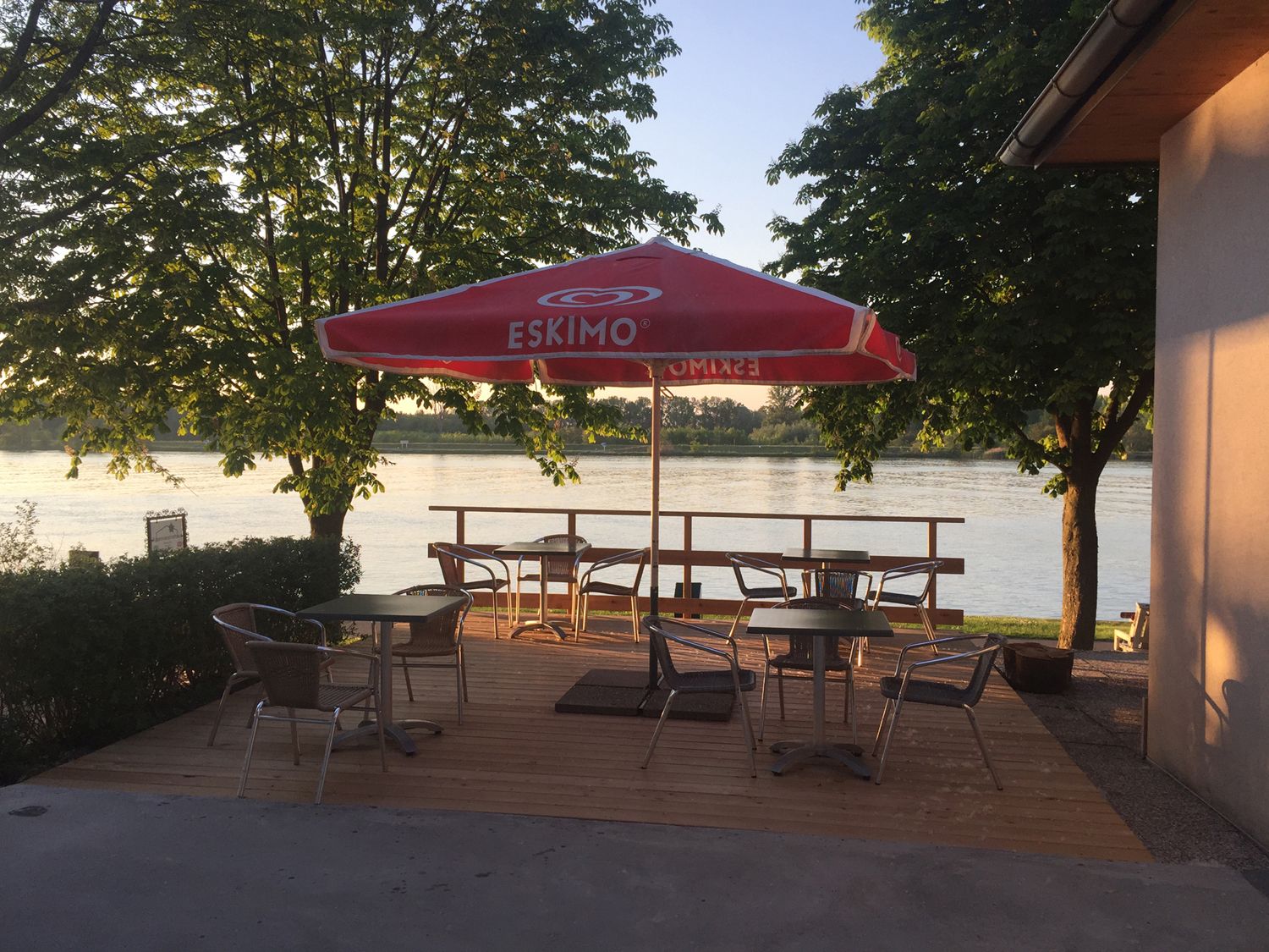 Sonnendeck im Hintergrund die Donau 