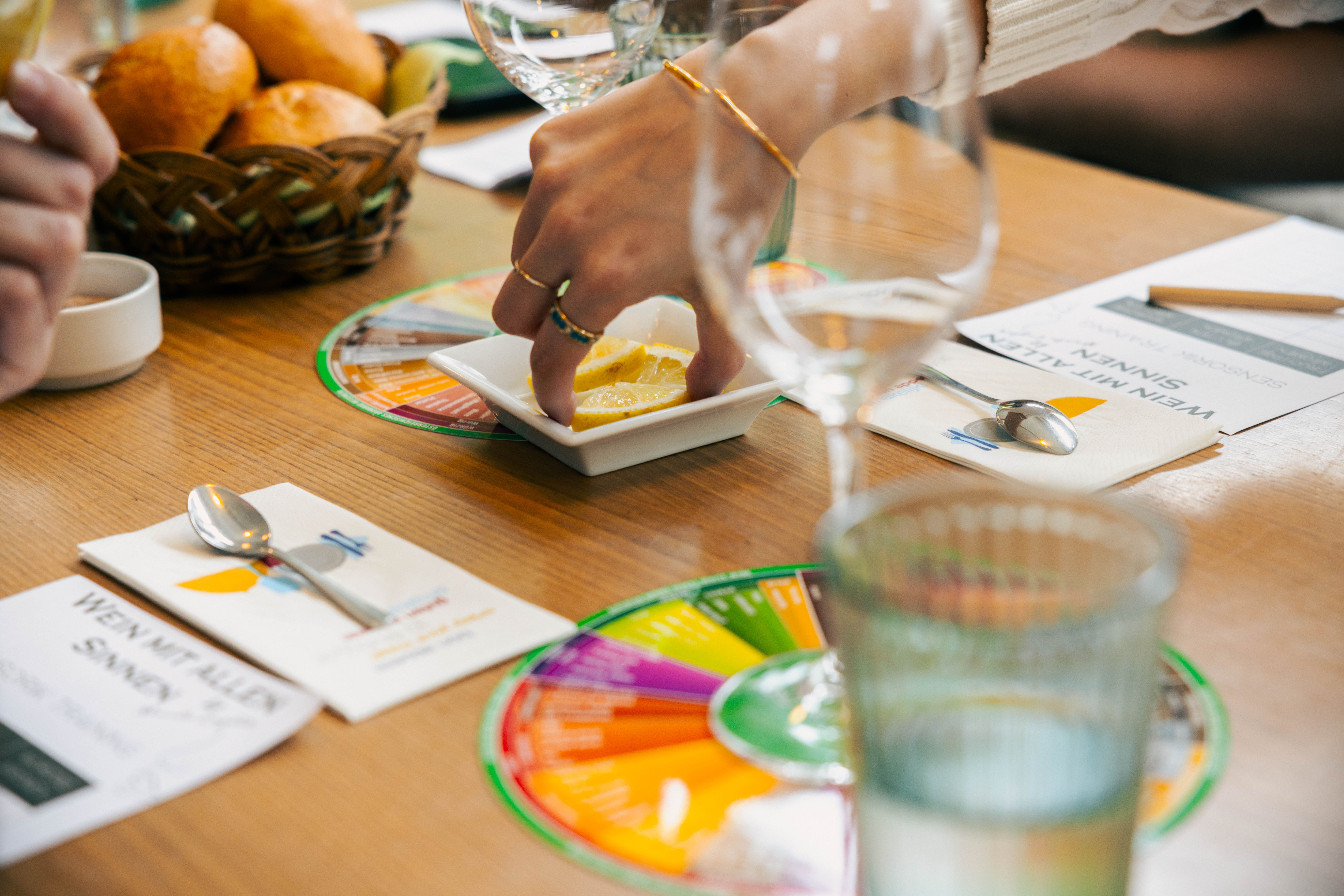 Ein Tisch auf dem Sachen für ein Weinsensorik Training stehen