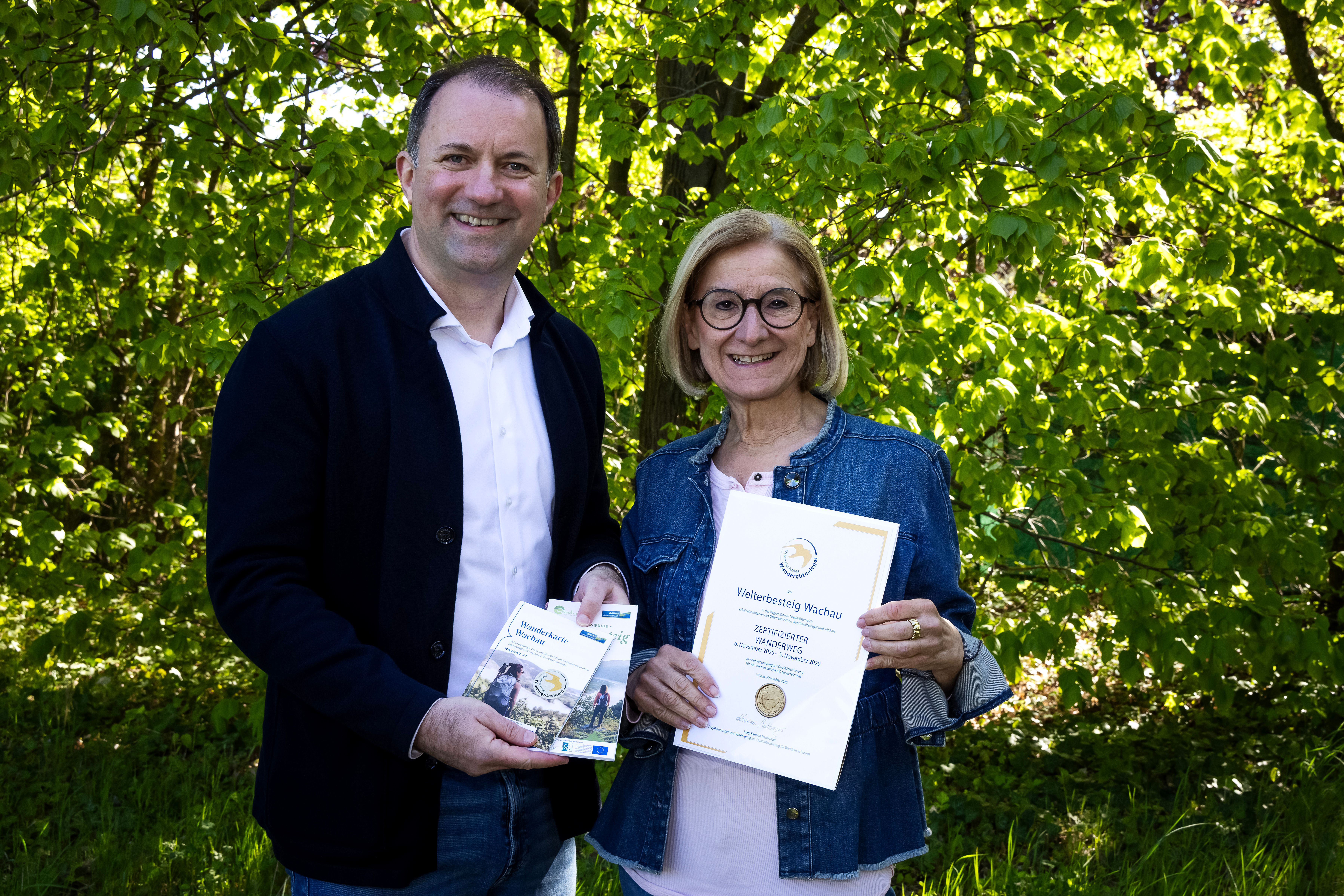 Landeshauptfrau Johanna Mikl-Leitner und Donau Niederösterreich Geschäftsführer Bernhard Schröder mit dem Wandergütesiegel für den Welterbesteig Wachau. 