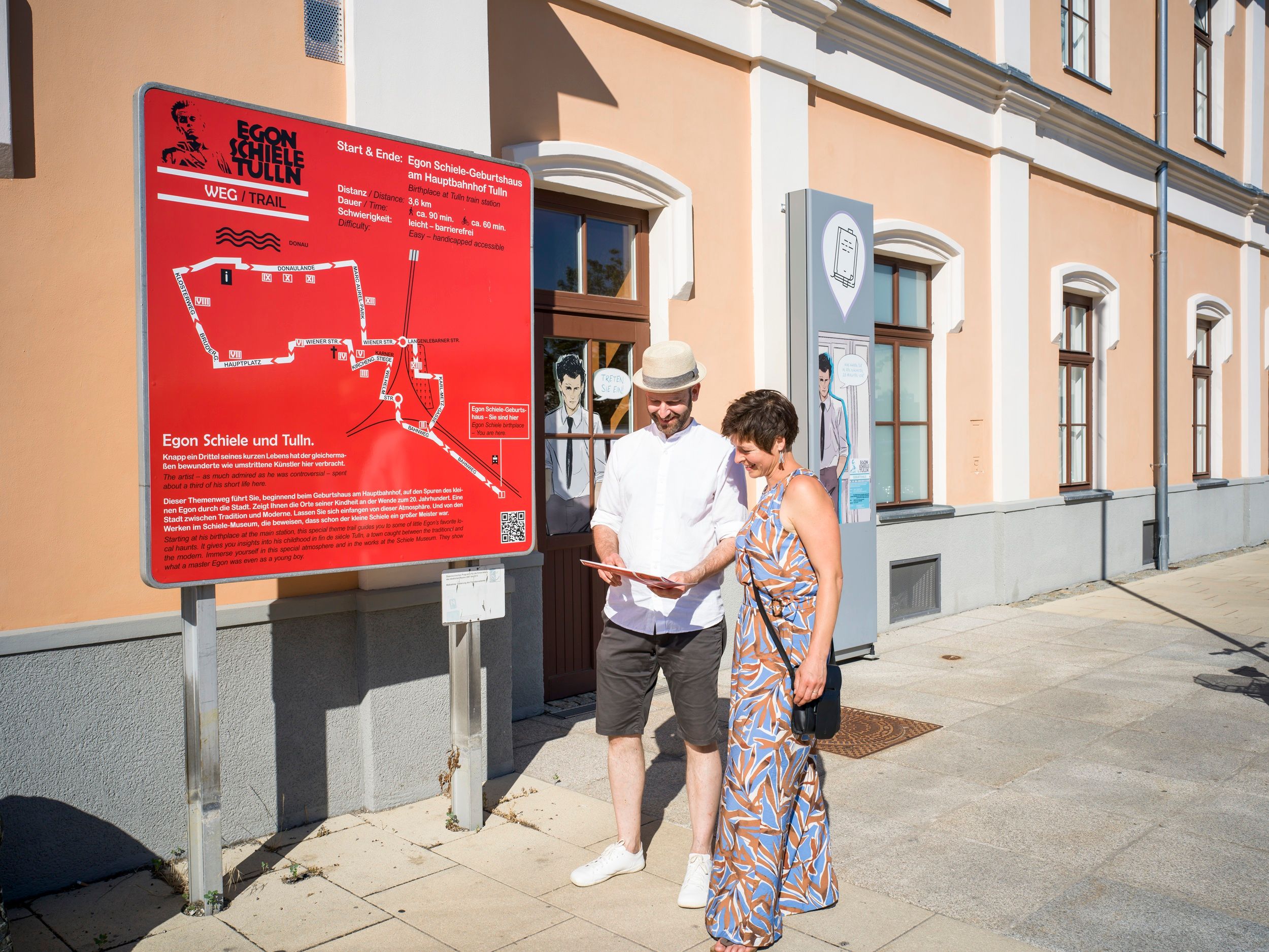 Paar beim Eingang Egon Schiele Geburtshaus 