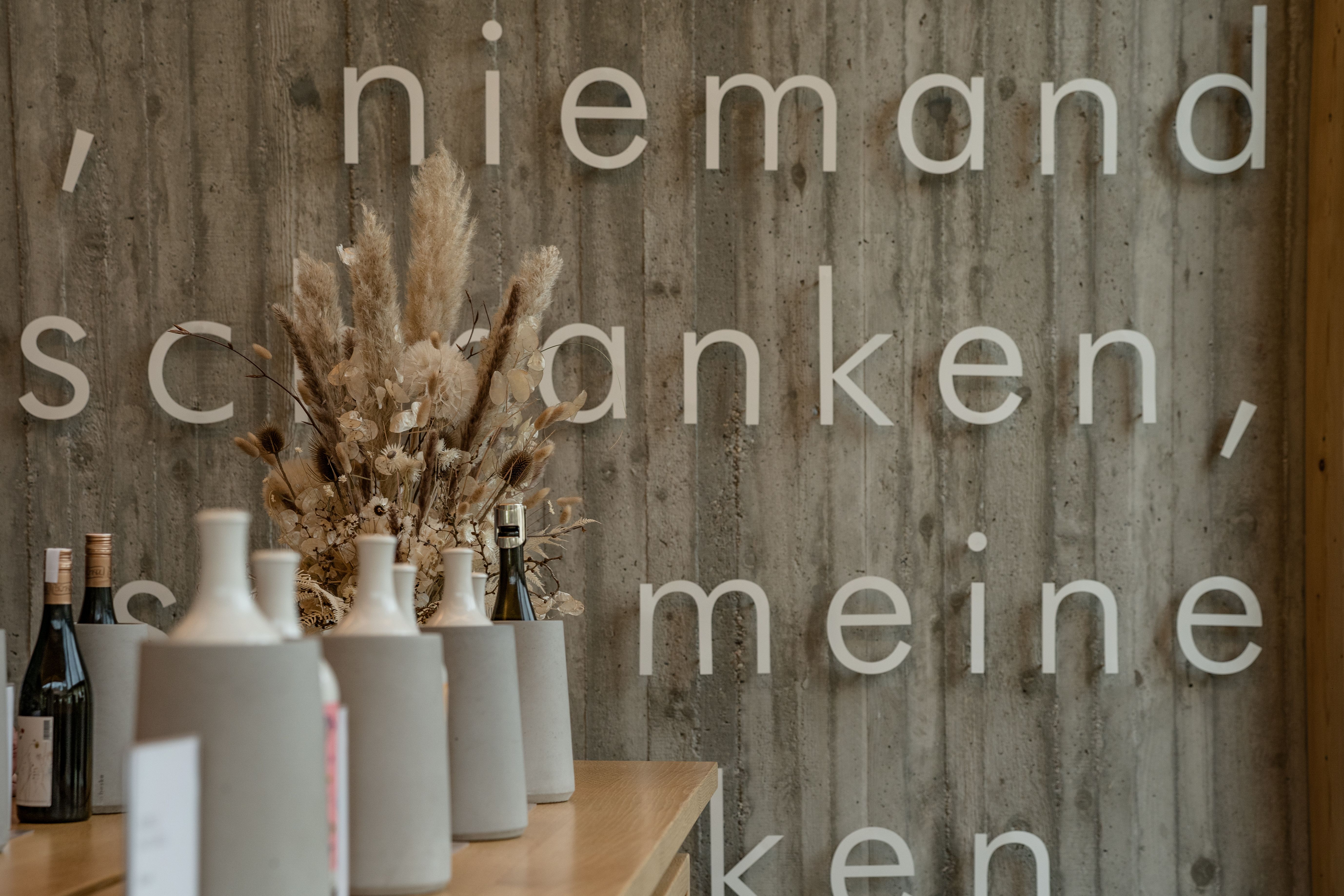 Flaschen im Weinkühler in einem Verkostungsraum