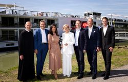Pater Maurus Kocher (Stift Göttweig), Harald Seebacher (Viking Cruises), Birgit Brander-Wallner (DonauStationen), Landeshauptfrau Johanna Mikl-Leitner, Bernhard Schröder (Donau Niederösterreich Tourismus), Heinrich und Georg Wallner (DonauStationen). 