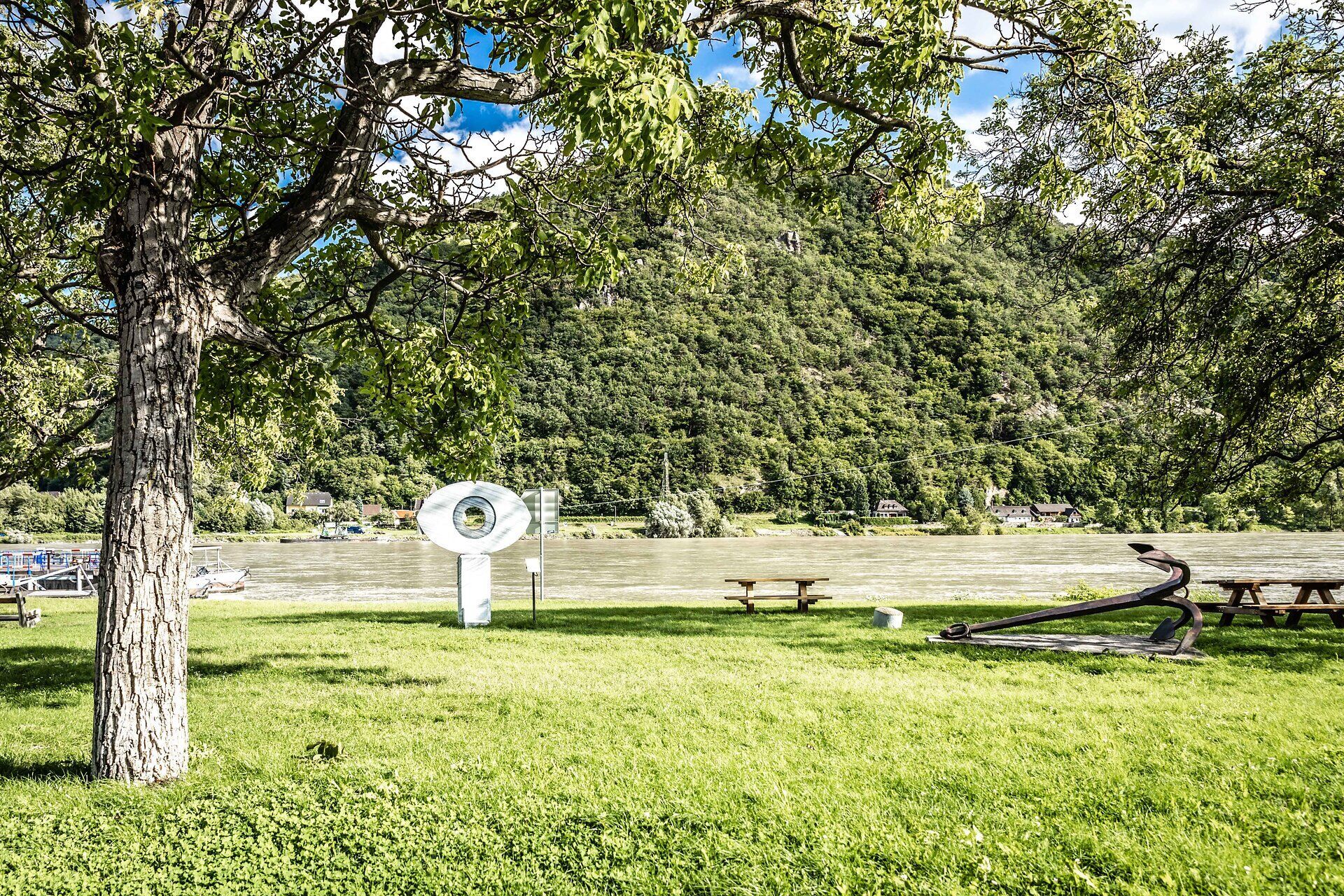 Die Skulptur "das Auge" am Strand von Weißenkirchen