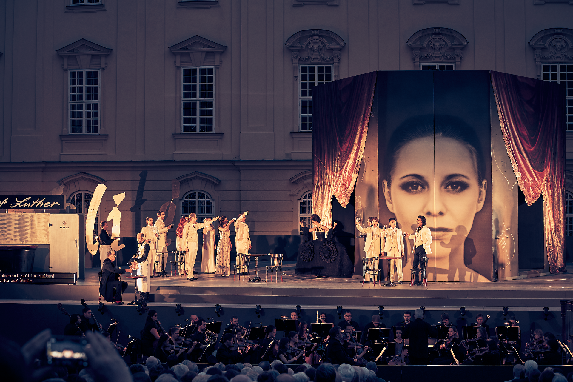 Die Sommeroper im malerischen Wienerwald verzaubert mit einer beeindruckenden Kulisse. Die Darsteller in eleganten Kostümen bringen die Bühne zum Leben, während die Musik die Luft erfüllt und die Zuschauer in eine andere Welt entführt. Ein unvergessliches Erlebnis für alle Kulturbegeisterten.