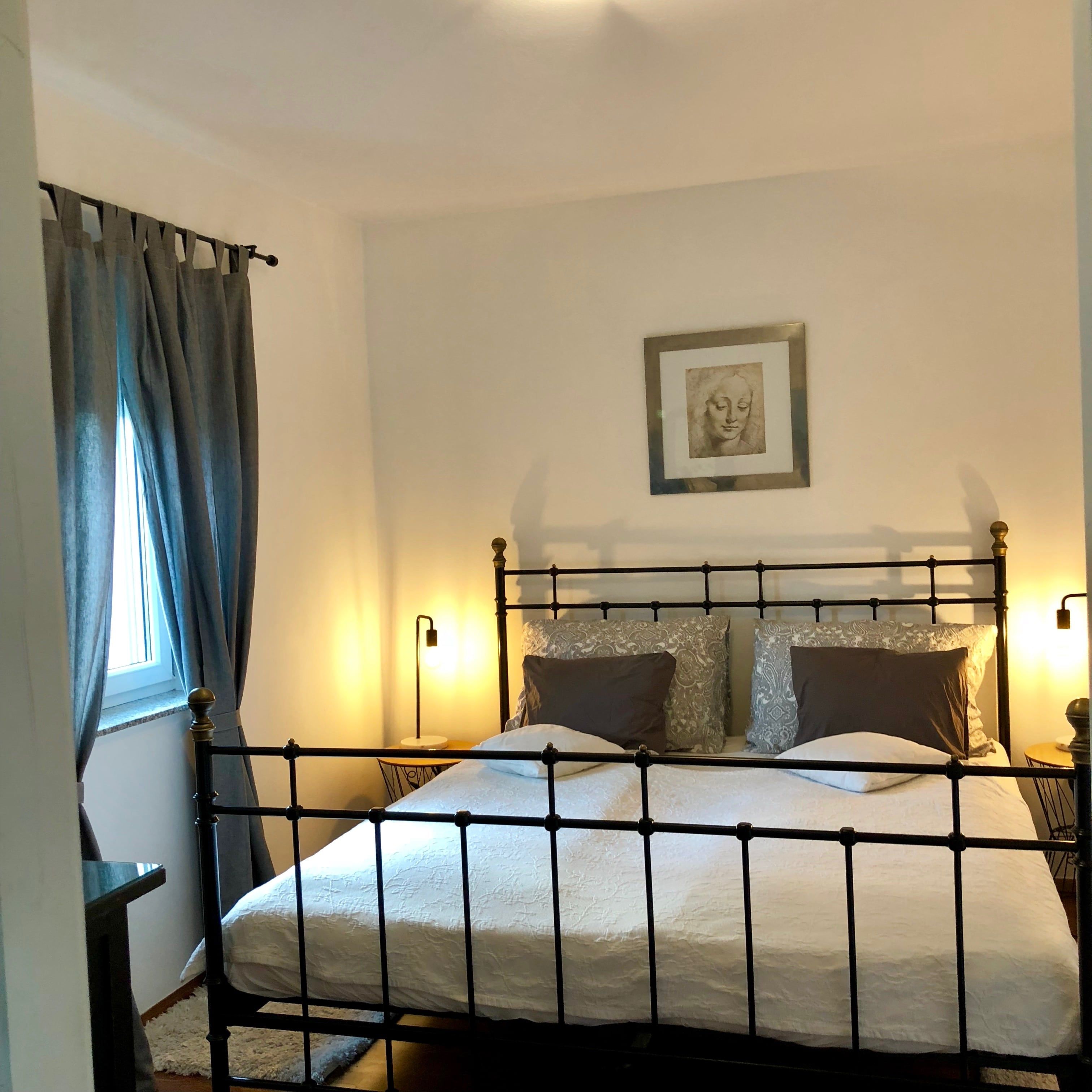 Schlicht eingerichtetes Schlafzimmer mit Bett und ruhiger Atmosphäre.