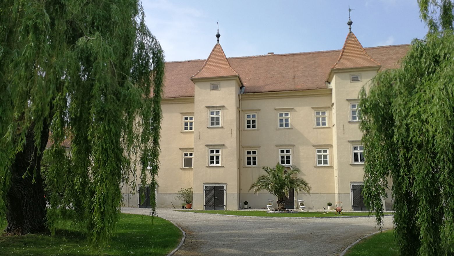 Velké vrby lemují idylickou zámeckou zahradu