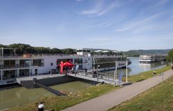 Ein Schiff der Viking Cruises in Krems.