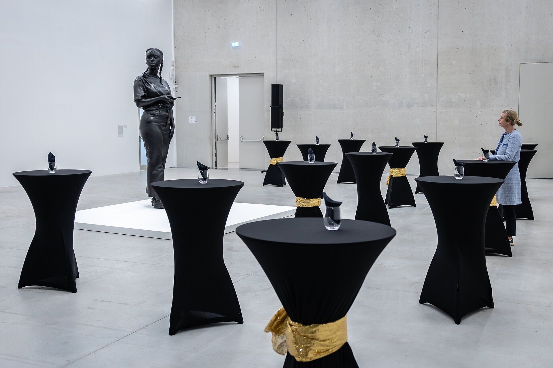 Schwarze Stehtische in der Landesgalerie NÖ