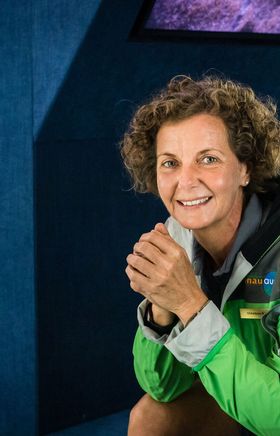 Nationalpark-Rangerin lächelt in die Kamera. 