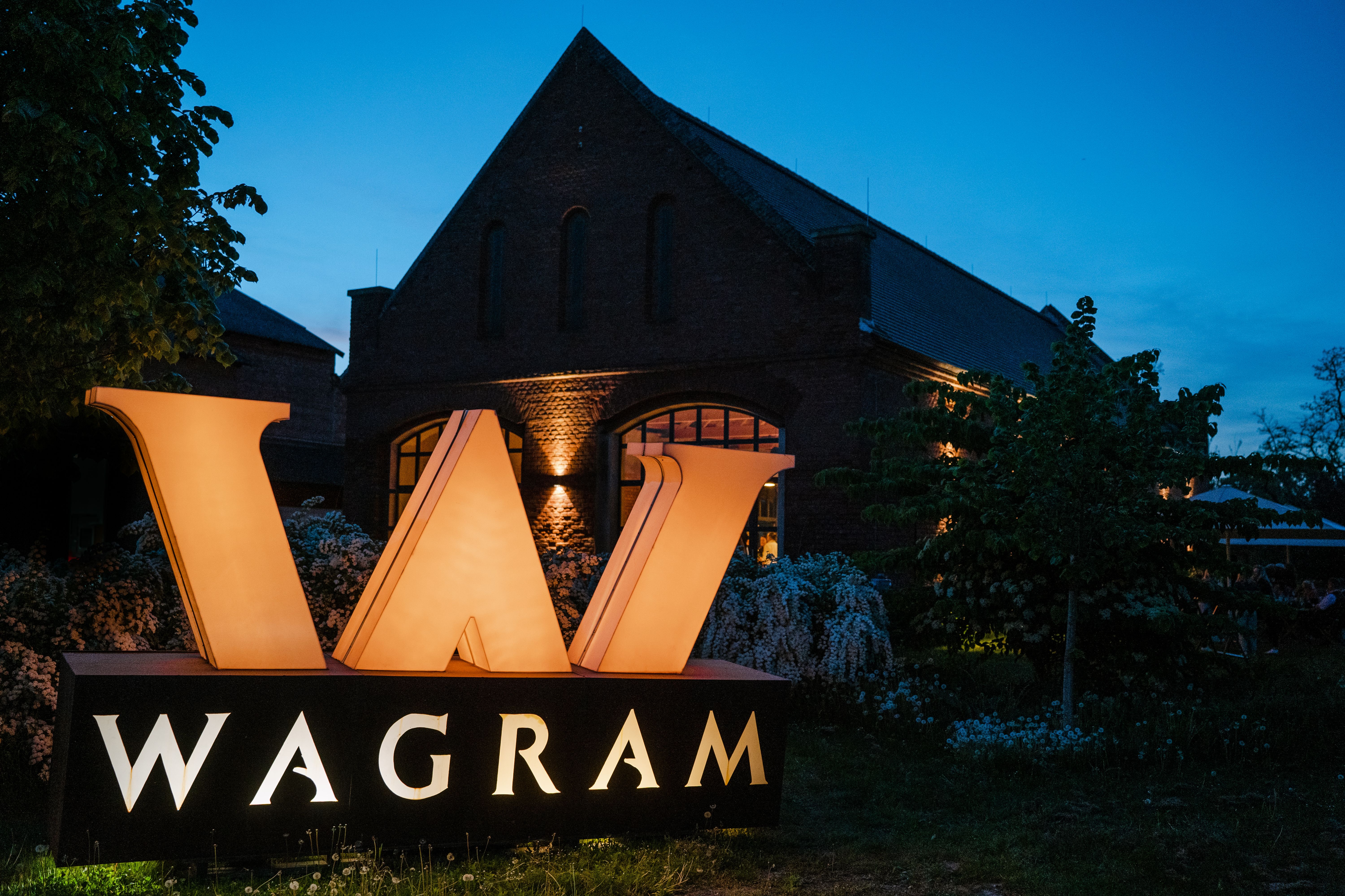 Alte Scheune in Grafenegg mit dem dem Wagram Logo im Vordergrund