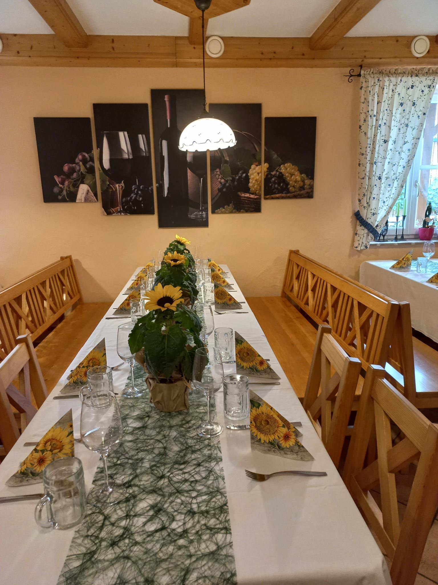 Gedeckte Tafel mit Wegläsern und Tischdeko 