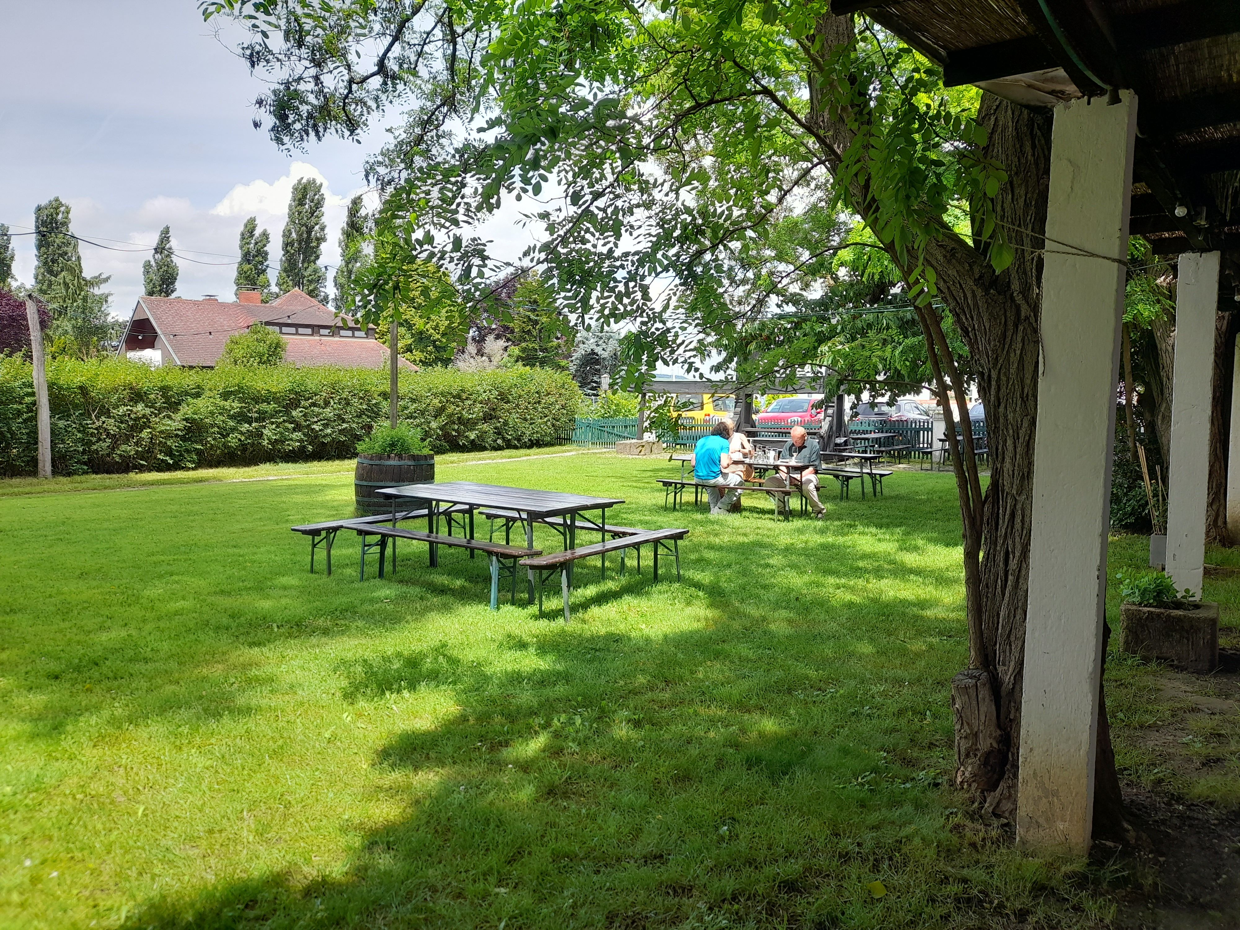 Grüner Garten mit Heurigentischen 