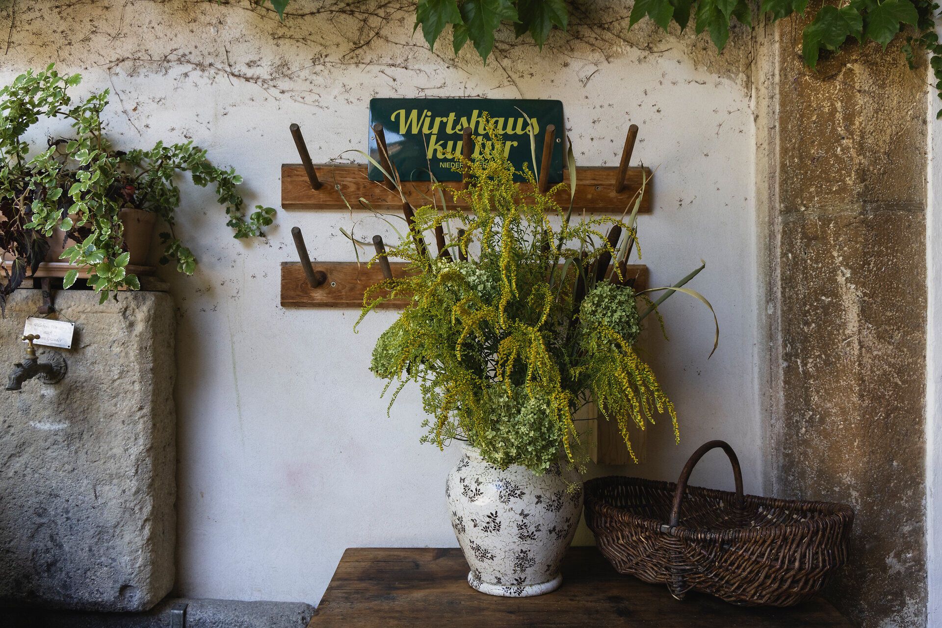 Blumenarrangement mit Wirtshauskulturplakete