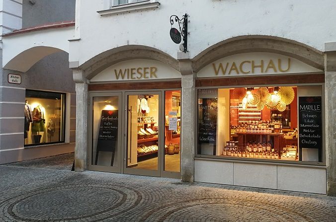 Außenansicht eines Ladens mit der Aufschrift 'Wieser Wachau'.