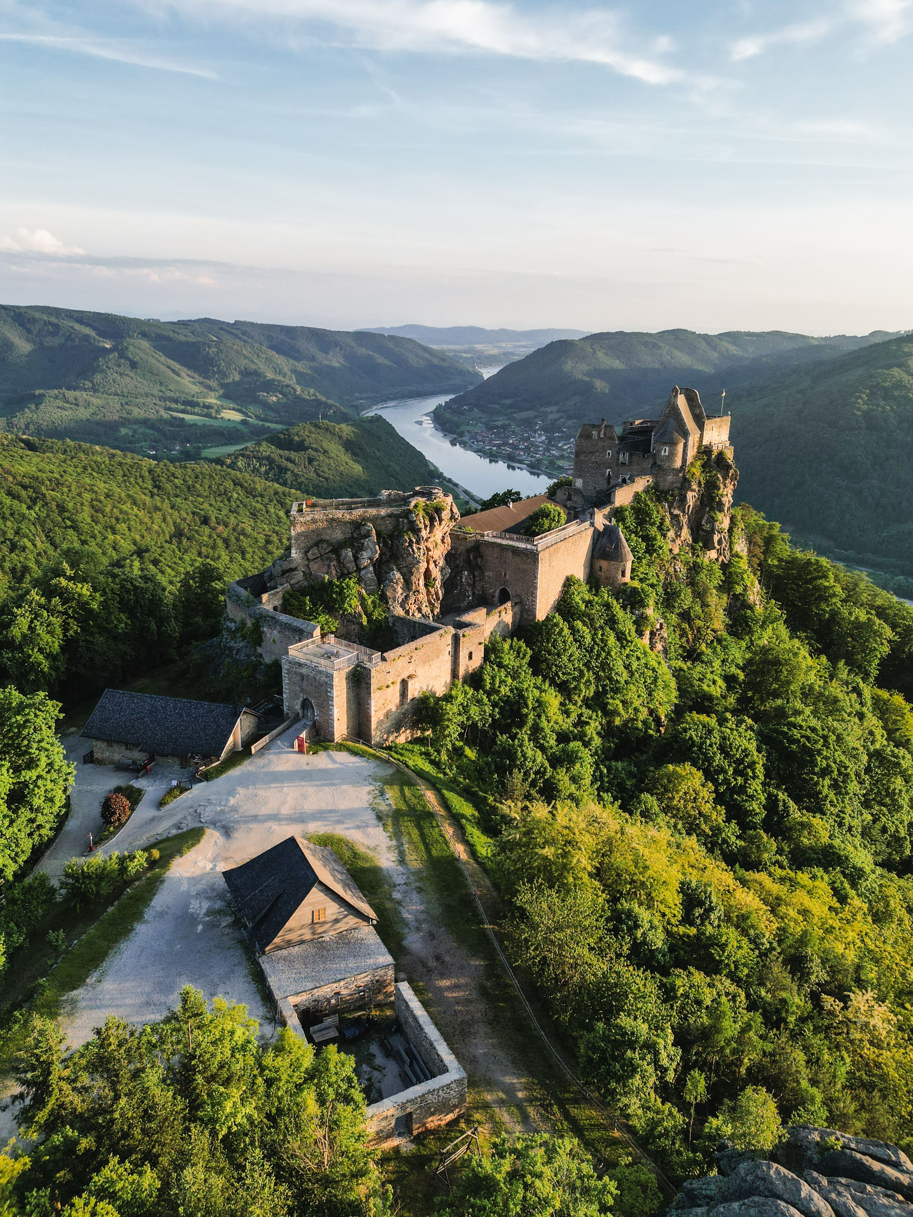 Das majestätische Stift Melk thront über der Donau und bietet einen atemberaubenden Blick auf die umliegende Landschaft. Die barocke Architektur und die üppigen Gärten laden dazu ein, die Schönheit der Wachau zu erkunden und die Seele baumeln zu lassen.