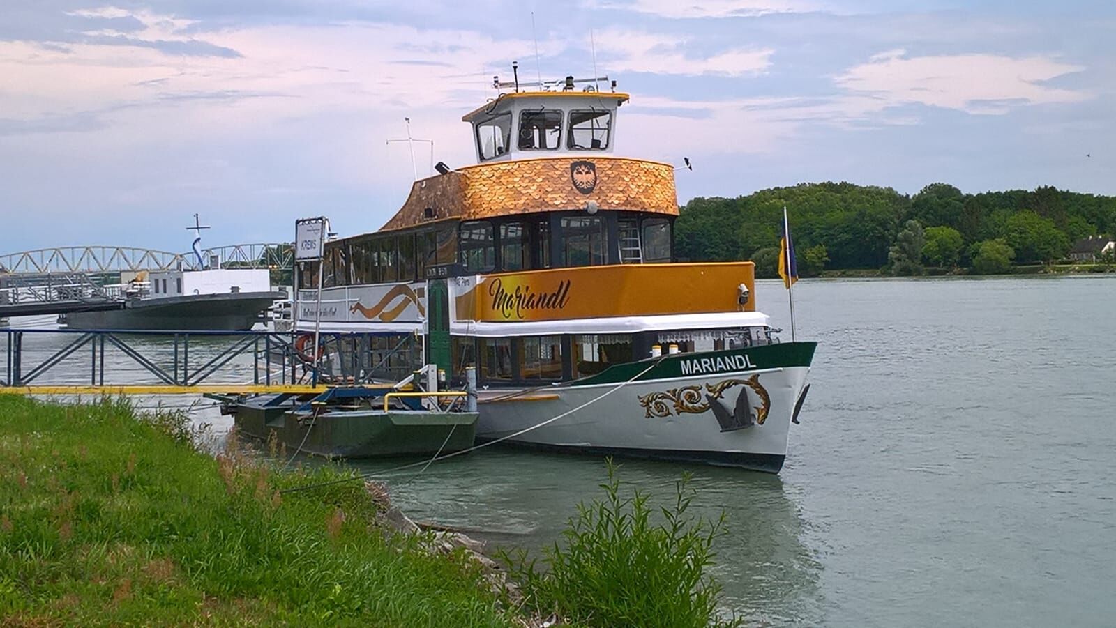 Das Schiff MS Mariandl liegt am Steg in Krems.