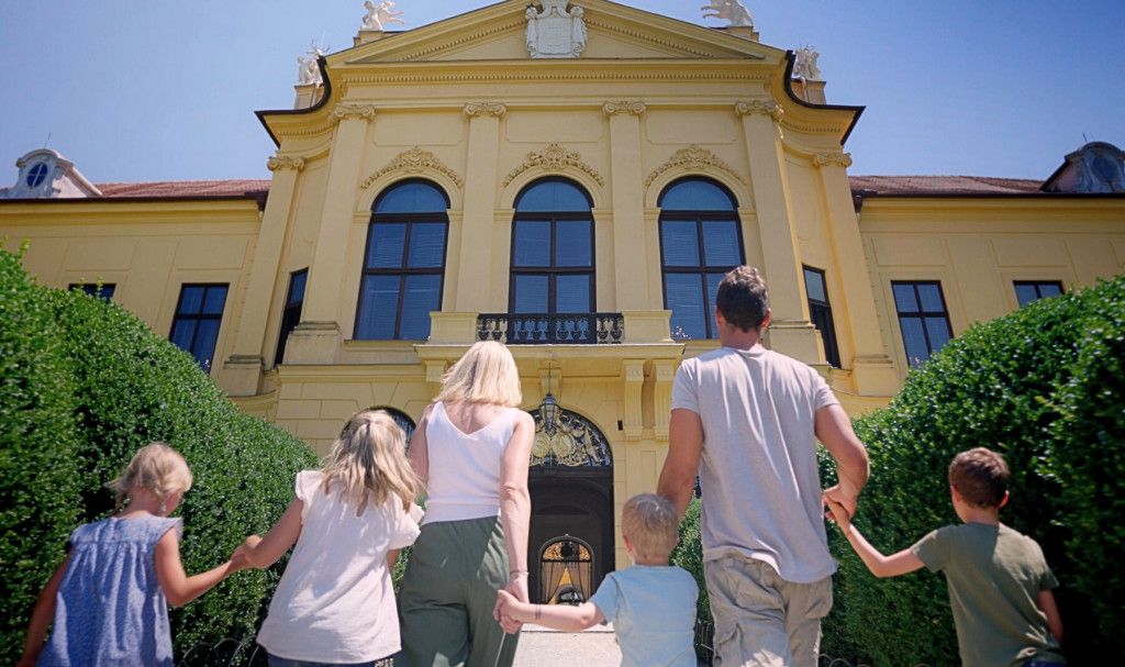 Familie auf dem Weg zum Schloss