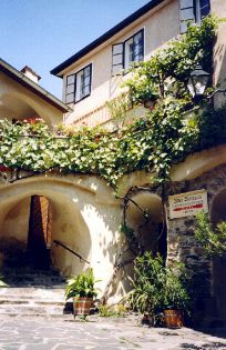 Historisches Gebäude mit Pflanzen und Bögen.