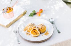 Saftige Marillen, umhüllt von einem goldenen Teig, laden zu einem süßen Genuss ein. Diese Köstlichkeit, garniert mit knusprigen Bröseln, verspricht ein unvergessliches Geschmackserlebnis in der malerischen Landschaft der Wachau.