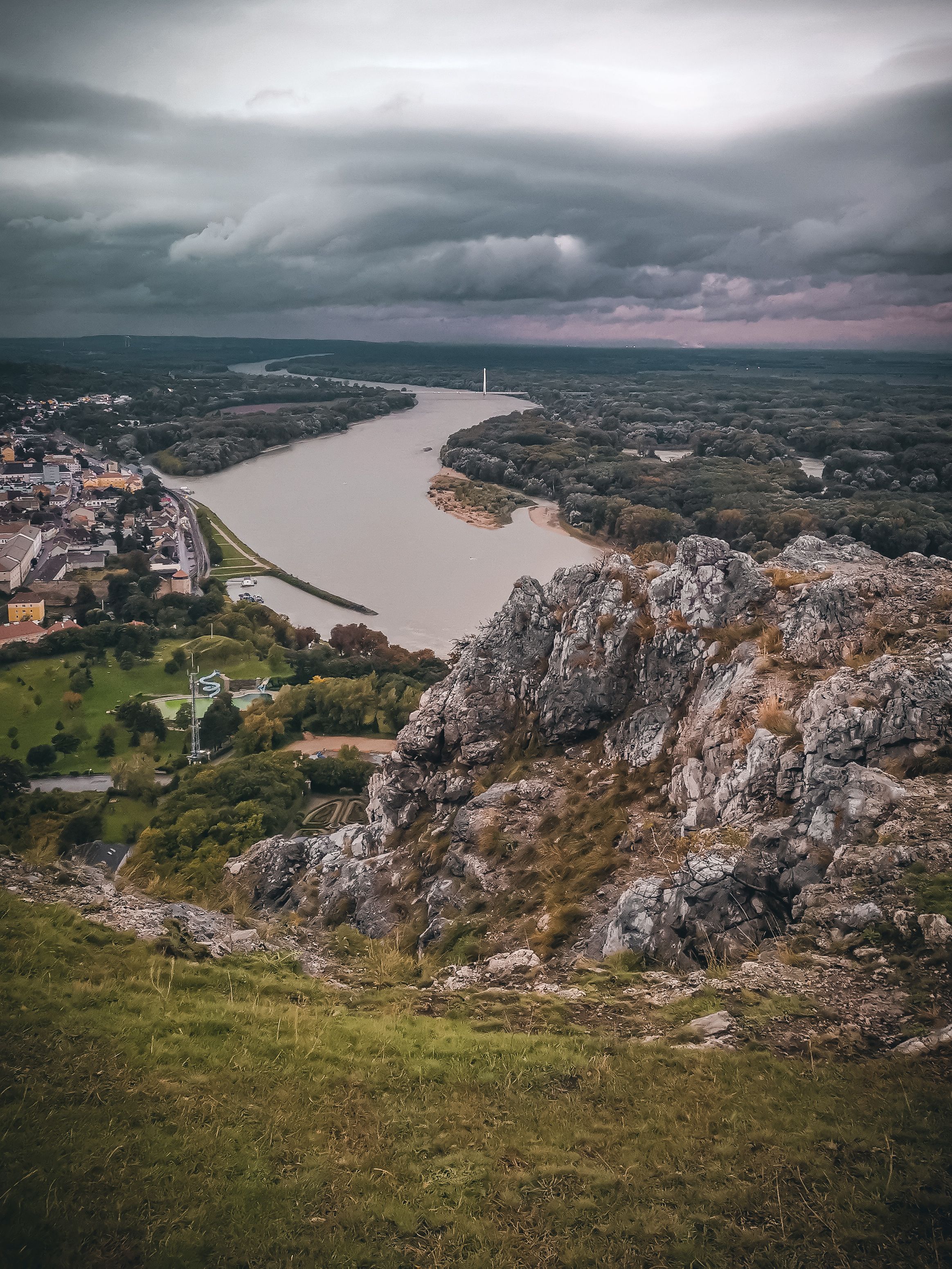 Blick vom Braunsberg auf die Donau und umliegende Landschaft.
