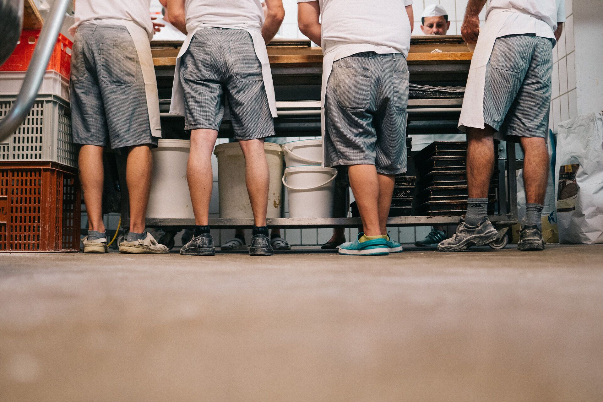 In der Bäckerei Schmidl herrscht reges Treiben, während die Bäcker mit Hingabe frische Wachauer Laberl zubereiten. Der verführerische Duft von frisch gebackenem Brot erfüllt den Raum und lädt dazu ein, die köstlichen Leckereien zu probieren. Hier wird Tradition mit Leidenschaft gelebt, und jeder Bissen erzählt die Geschichte der Region.