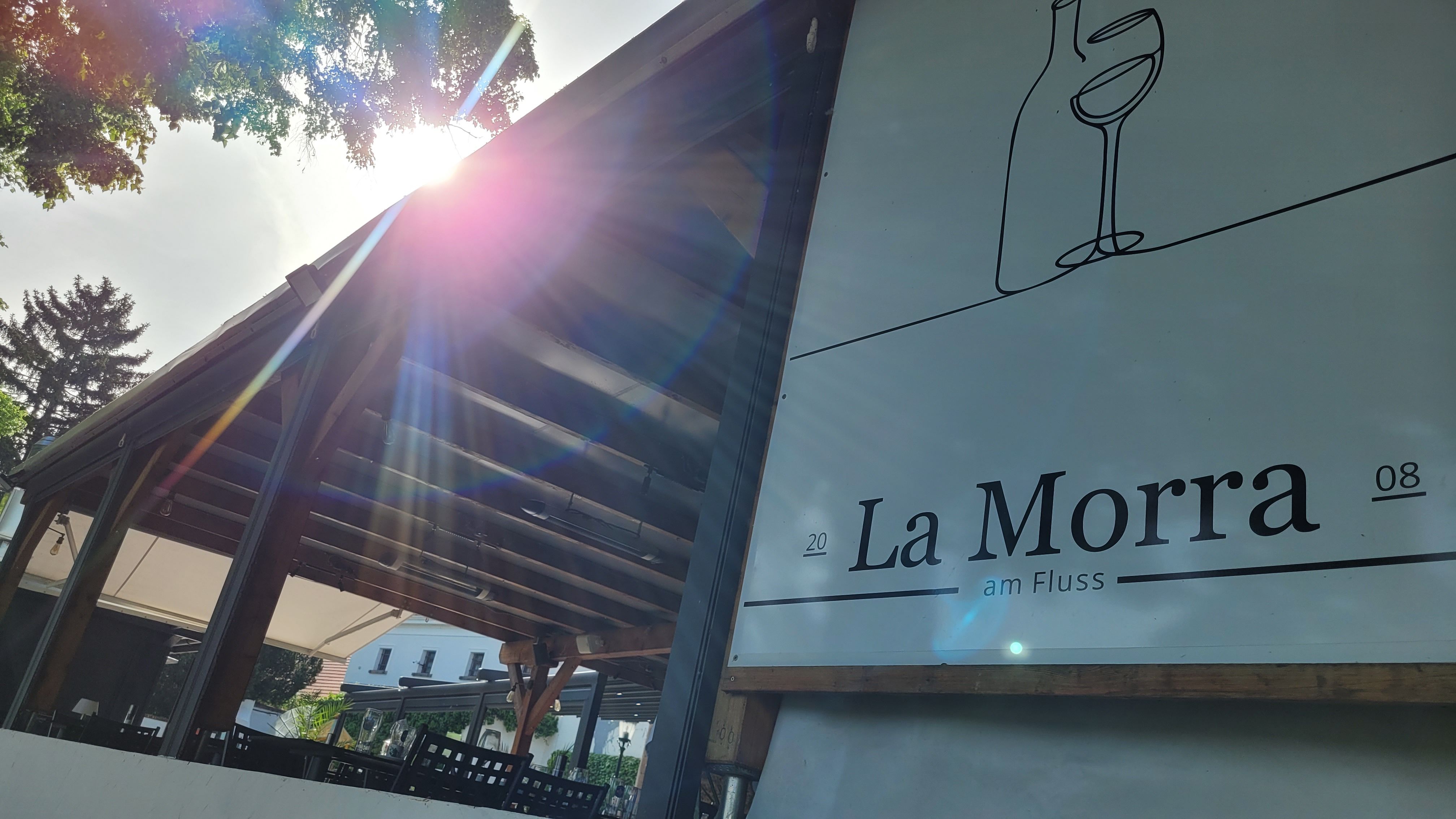 Gastgarten mit LOGO La Morra 