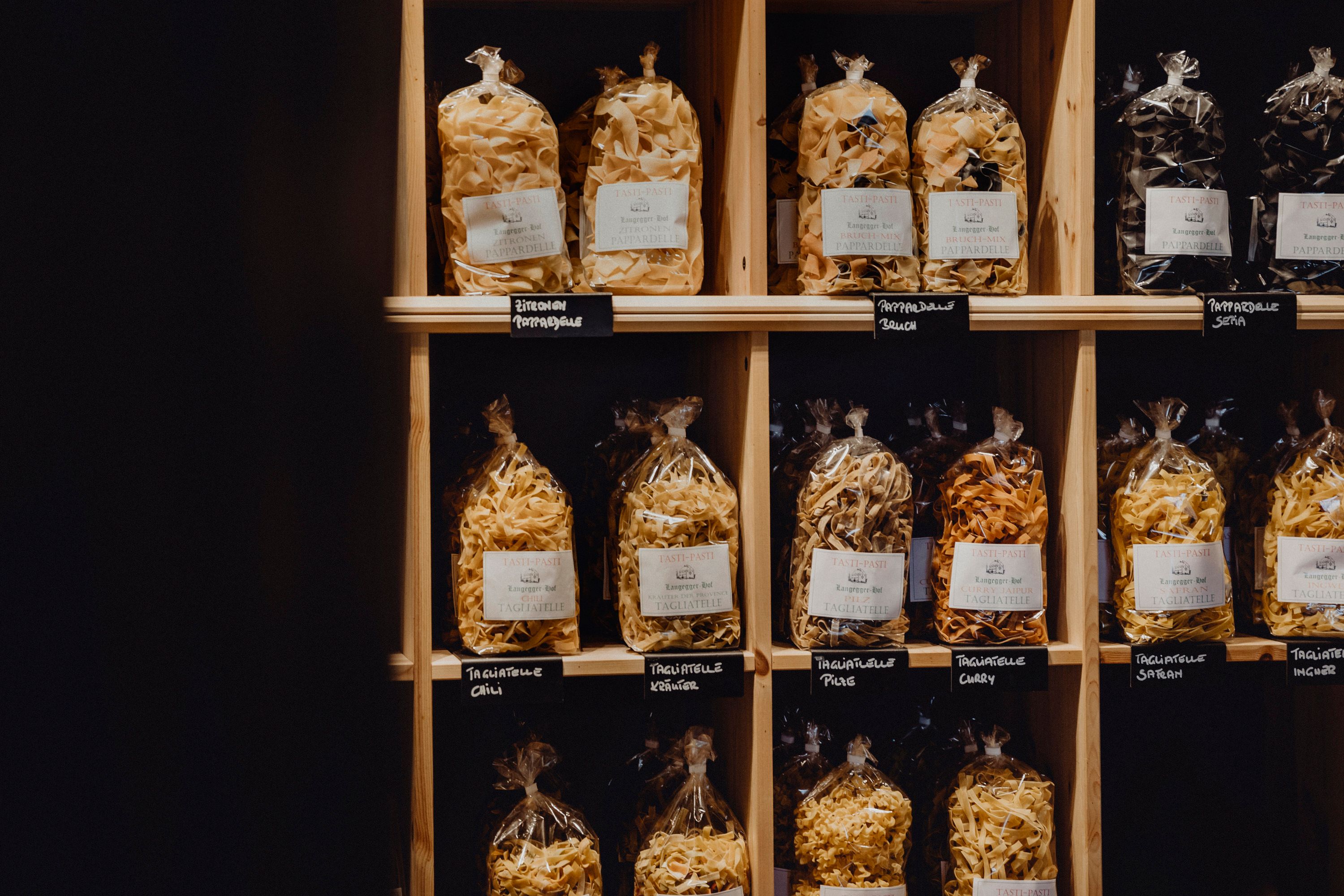 Regal mit verschiedenen Sorten verpackter Pasta in Tüten.