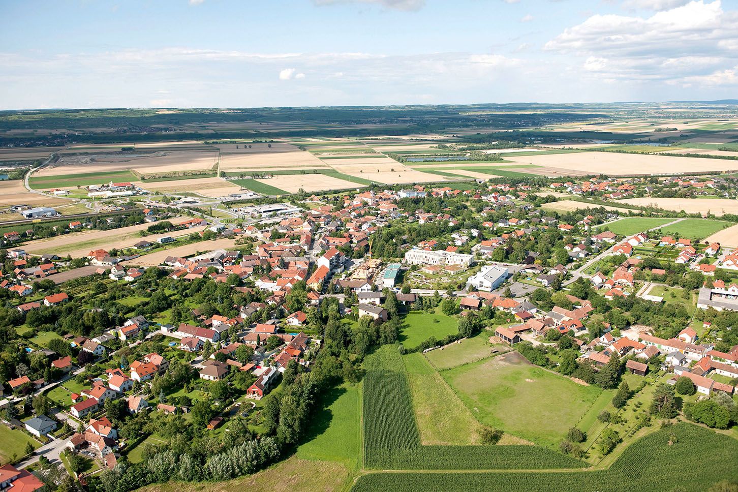 Luftaufnahme von Grafenwörth mit Feldern und Häusern.