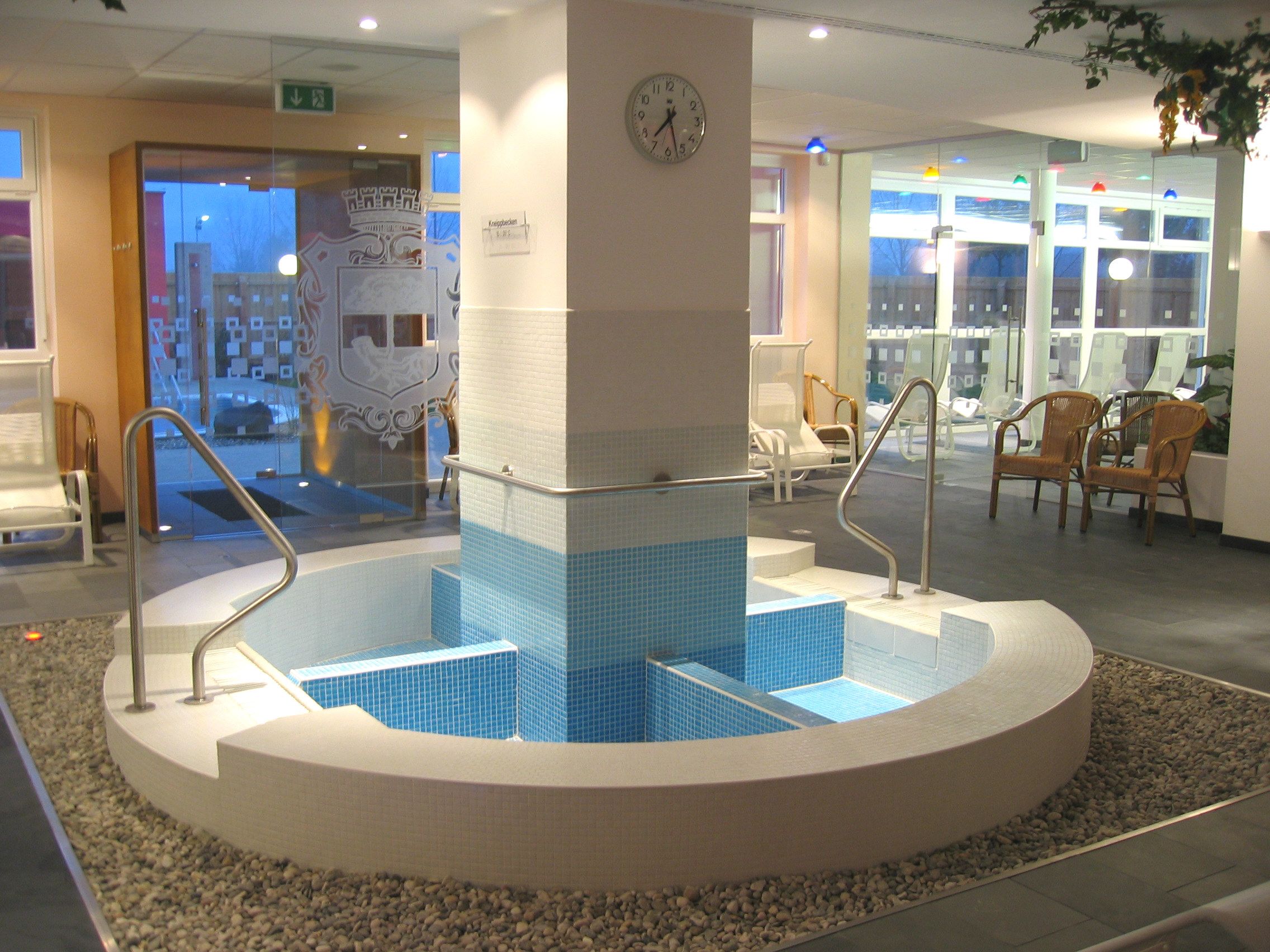 Innenansicht eines Kneippbeckens im Erholungszentrum Stockerau mit blauen Fliesen und Handläufen.