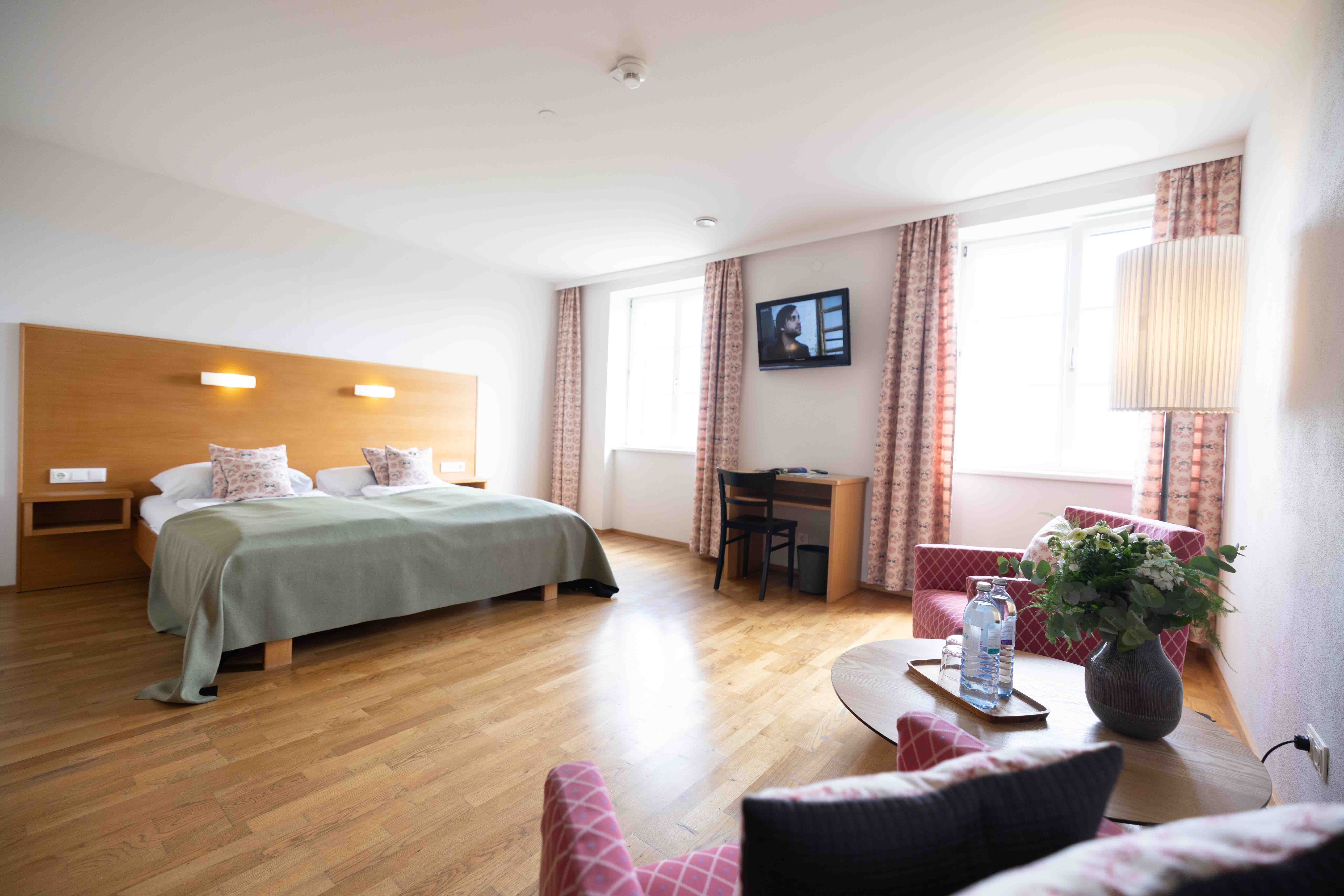 Großes Doppelzimmer mit rotem Sofa