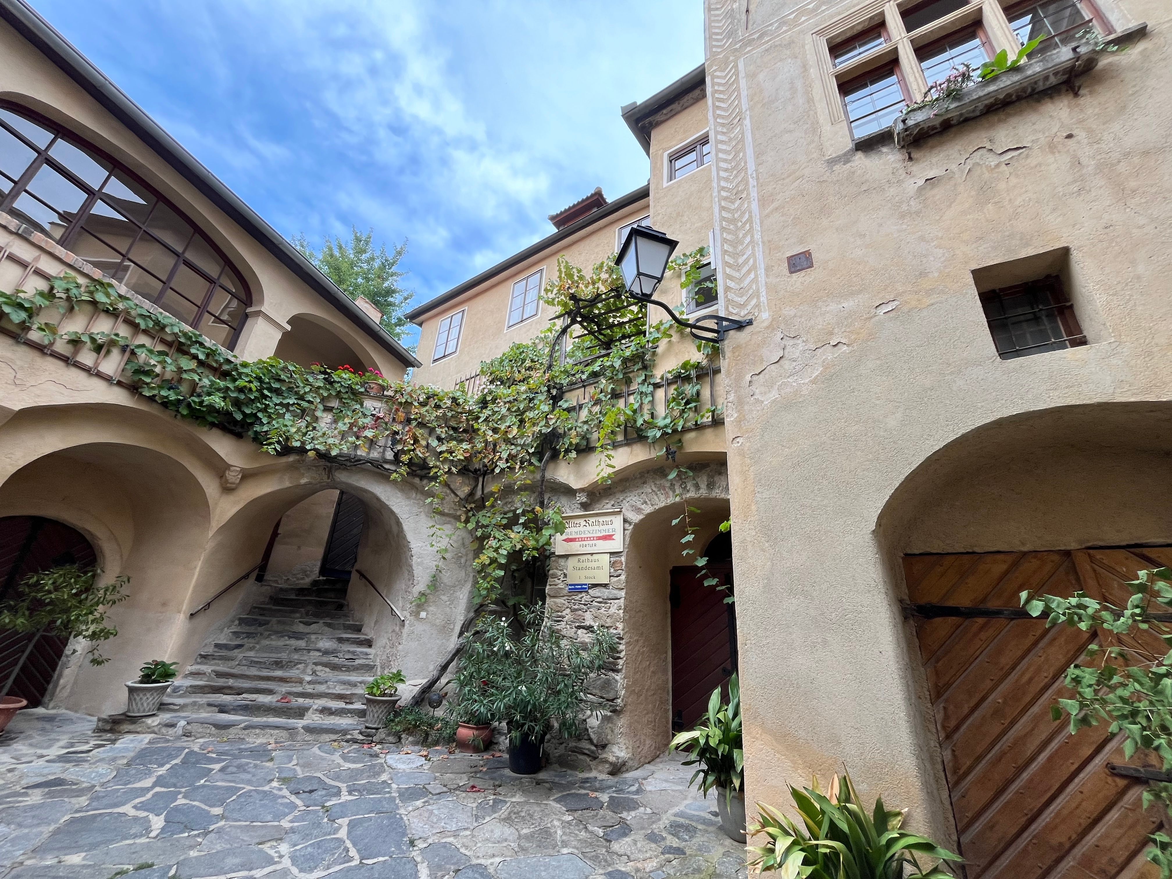 Historisches Gebäude mit Arkaden und Pflanzen in Dürnstein.