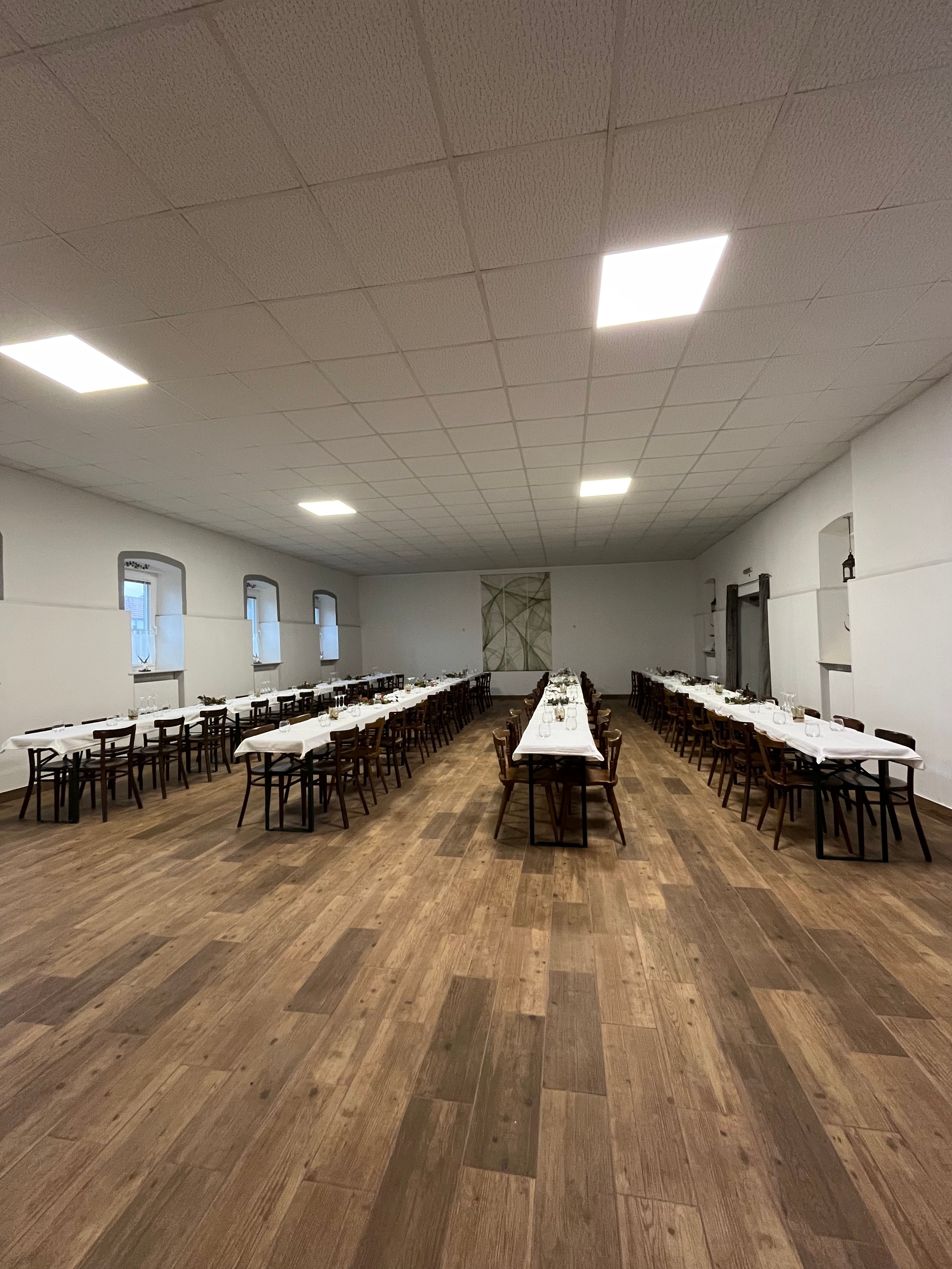 Stixer Hof, Stixneusiedl, Großer Saal mit Tischen und Sesseln