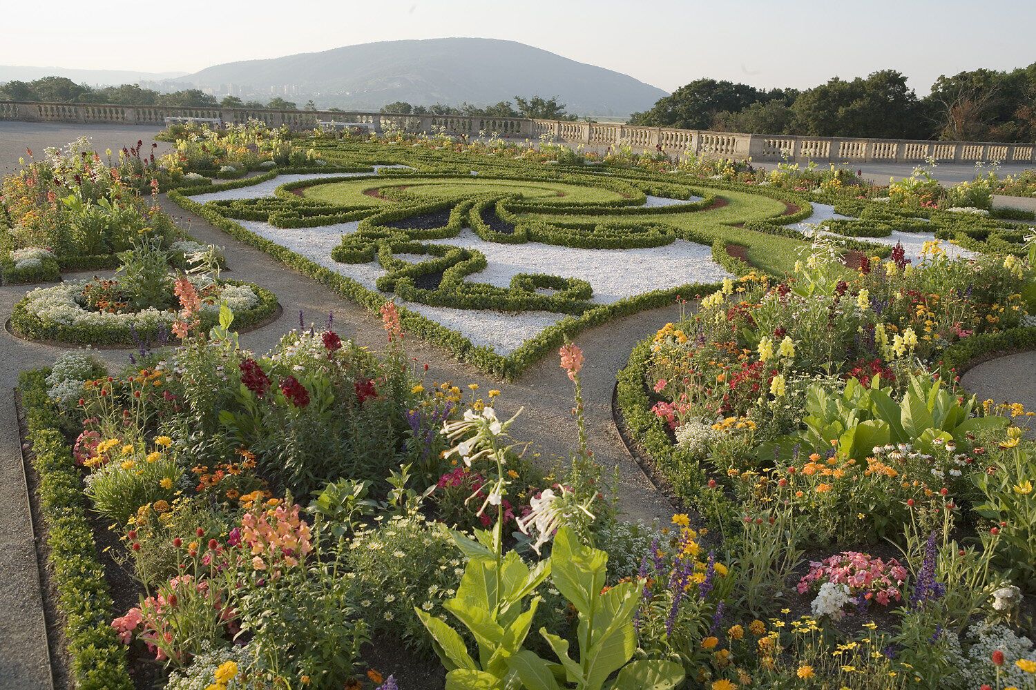 Der Barockgarten erstrahlt in voller Blüte und lädt zu einem entspannenden Spaziergang ein. Farbenfrohe Blumenbeete und kunstvoll gestaltete Hecken schaffen eine harmonische Atmosphäre, die die Sinne verzaubert. Hier, umgeben von der Schönheit der Natur, wird jeder Besuch zu einem unvergesslichen Erlebnis.