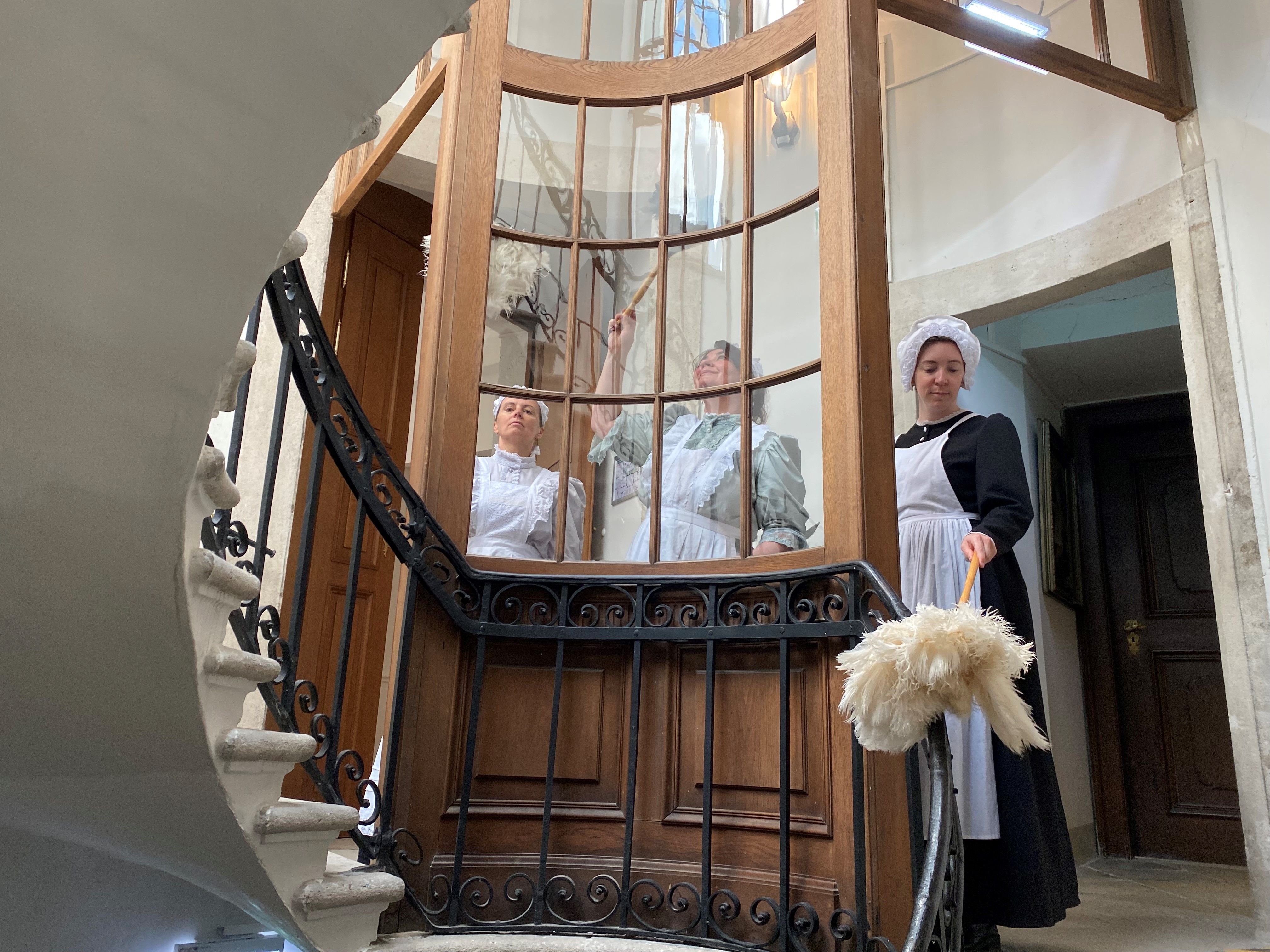 Drei Damen in Dienstmädchenkleidung für eine Sonderführung auf Schloss Eckartsau.