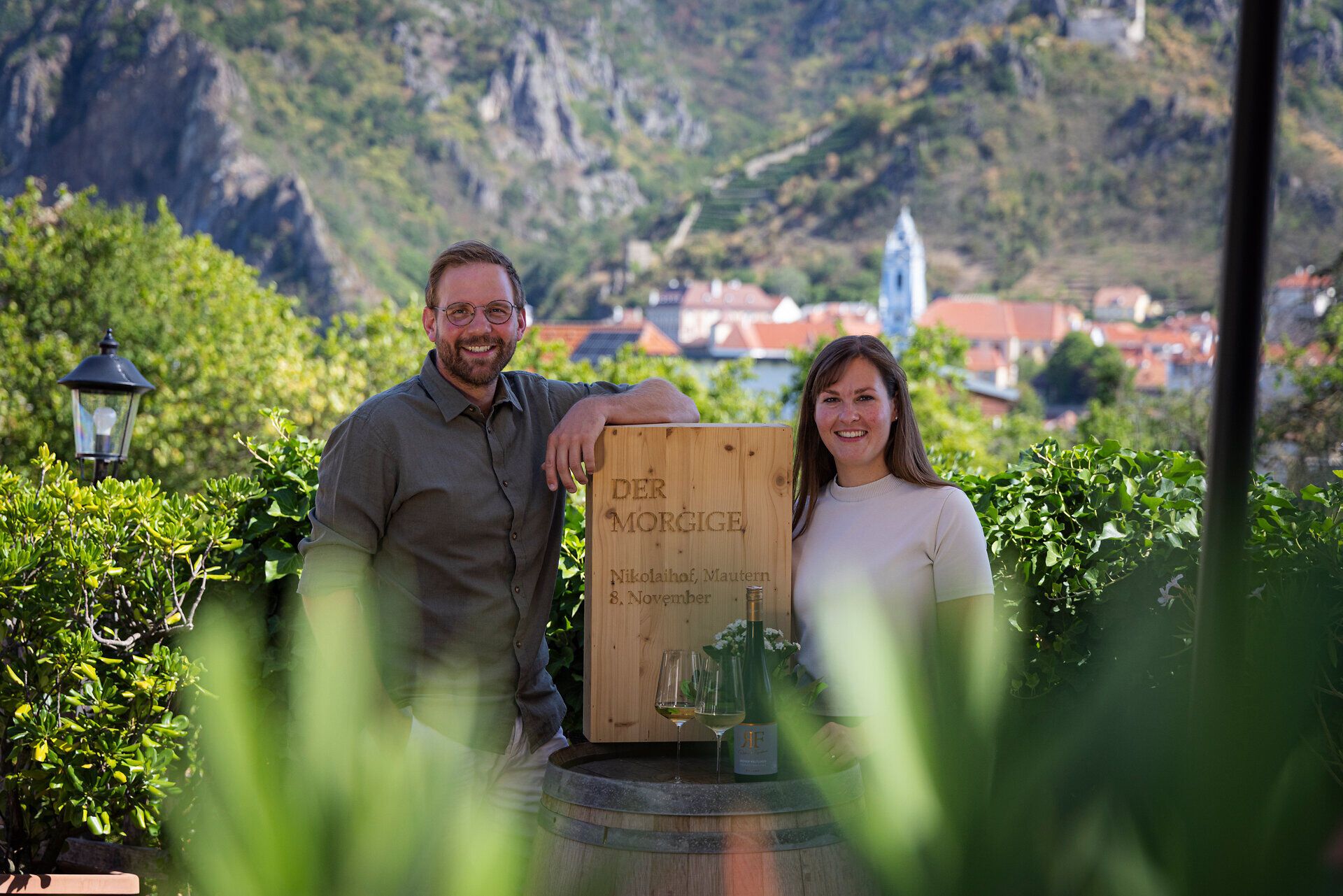 Marie-Theres Essl und Niko Rehrl-Fischer stoßen mit einem Glas Wein an
