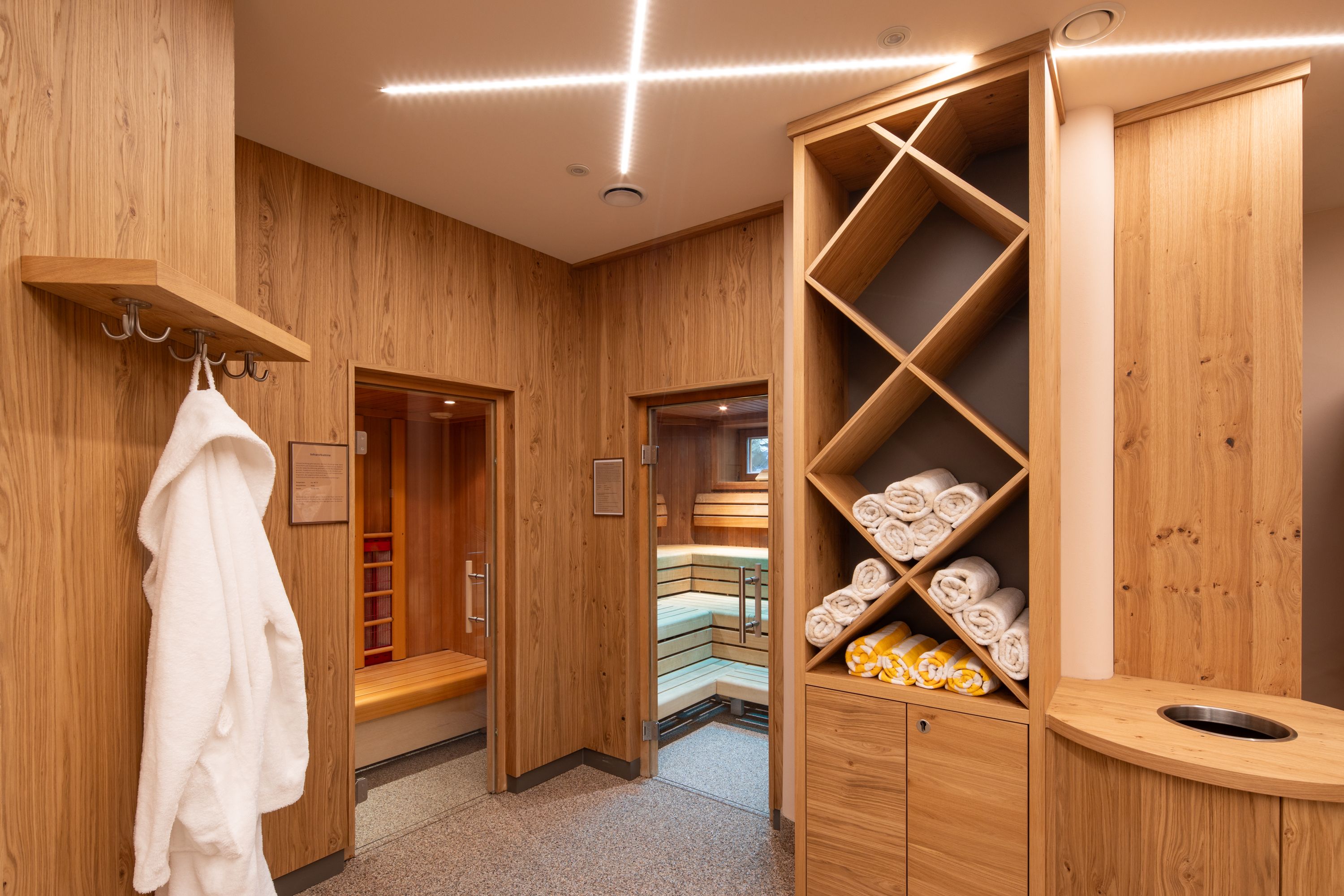 Der moderne Wellnessbereich mit finnischer Sauna, Dampfbad, Infrarotkabine und einer Biosauna 