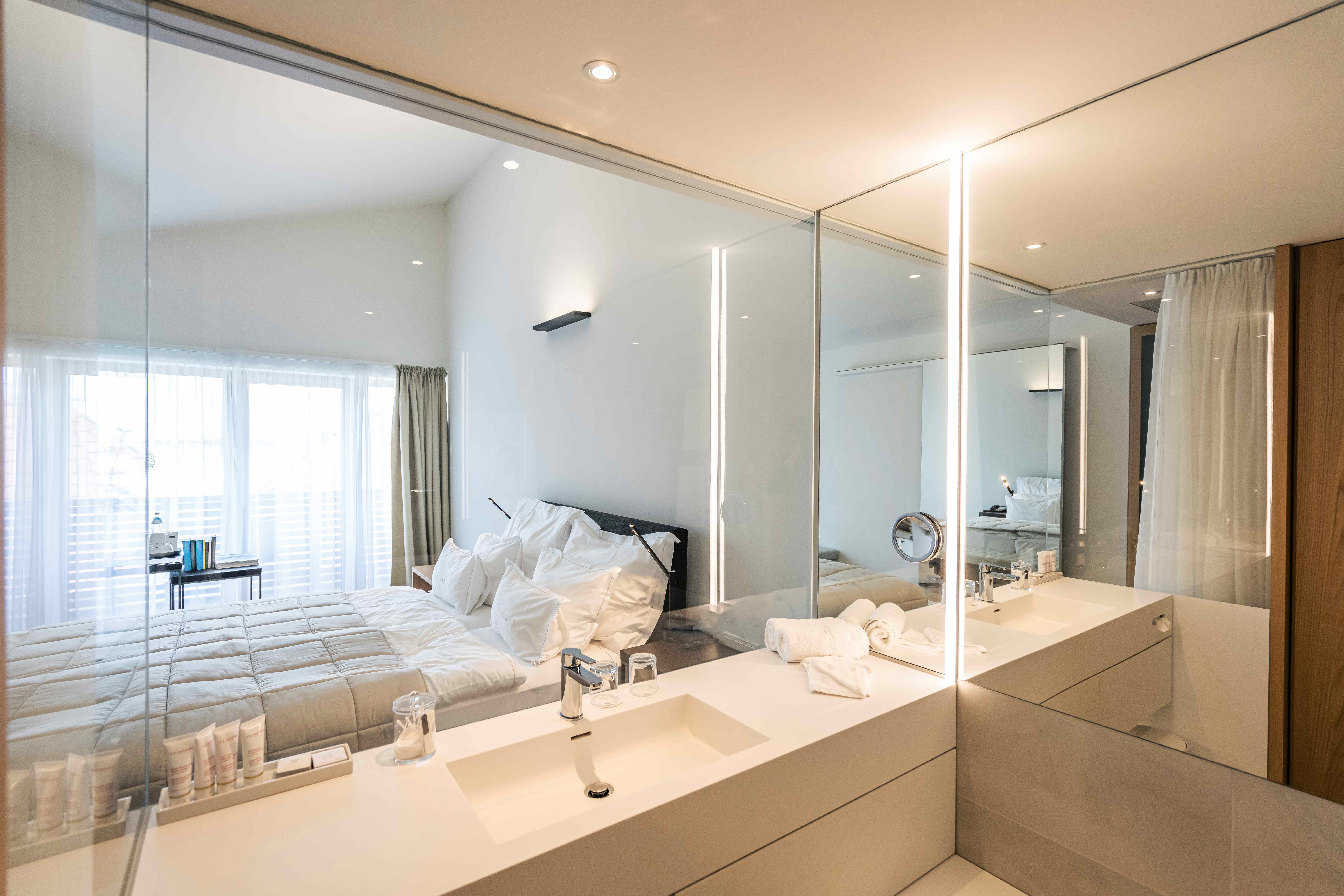 Badezimmer Blick ins Zimmer  