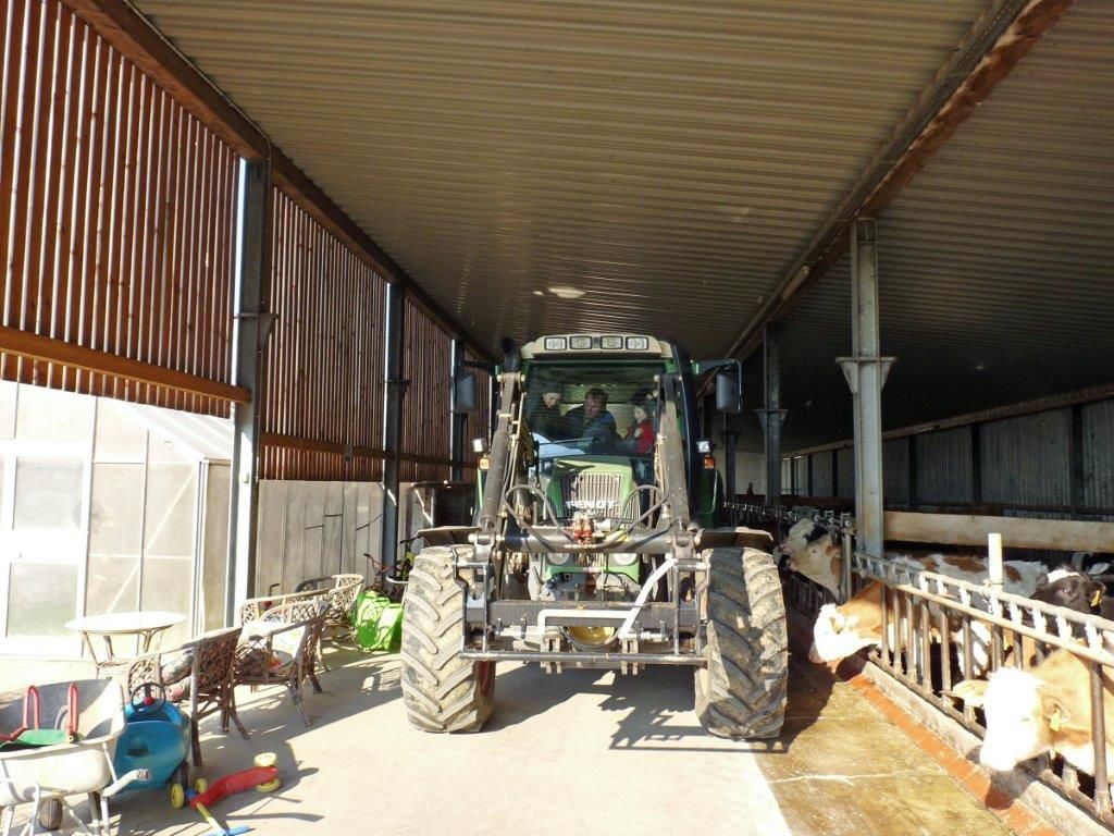 kerndlerhof_traktor_im_stall