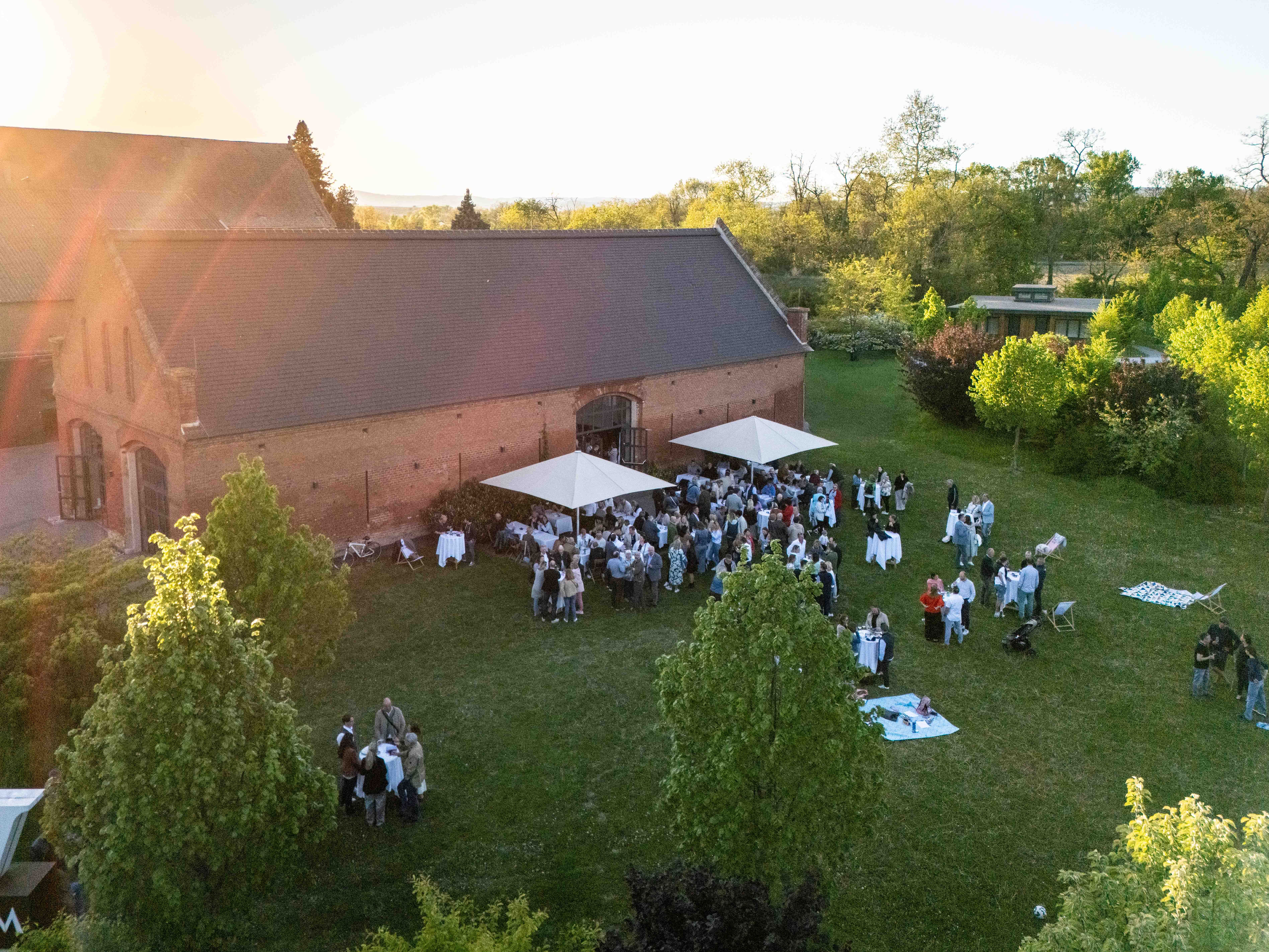 Drohnenaufnahme von der alten Scheune in Grafenegg