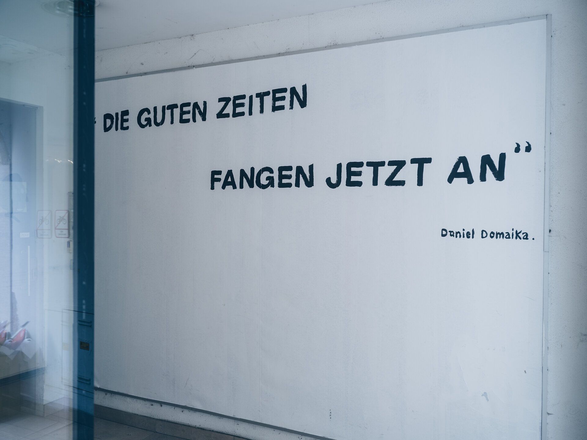 Ein inspirierendes Atelier, in dem die Kreativität des Künstlers Daniel Domaika lebendig wird. Die Wände sind mit kraftvollen Botschaften geschmückt, die den Betrachter dazu einladen, die guten Zeiten zu genießen und die Schönheit der Umgebung zu entdecken.