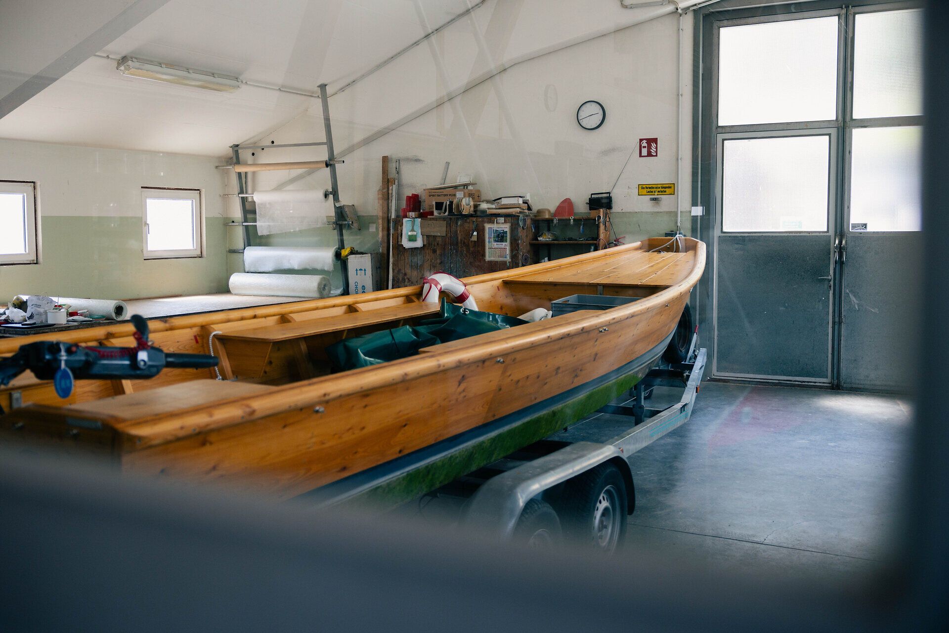 Eine Holzzille in der Werfthalle