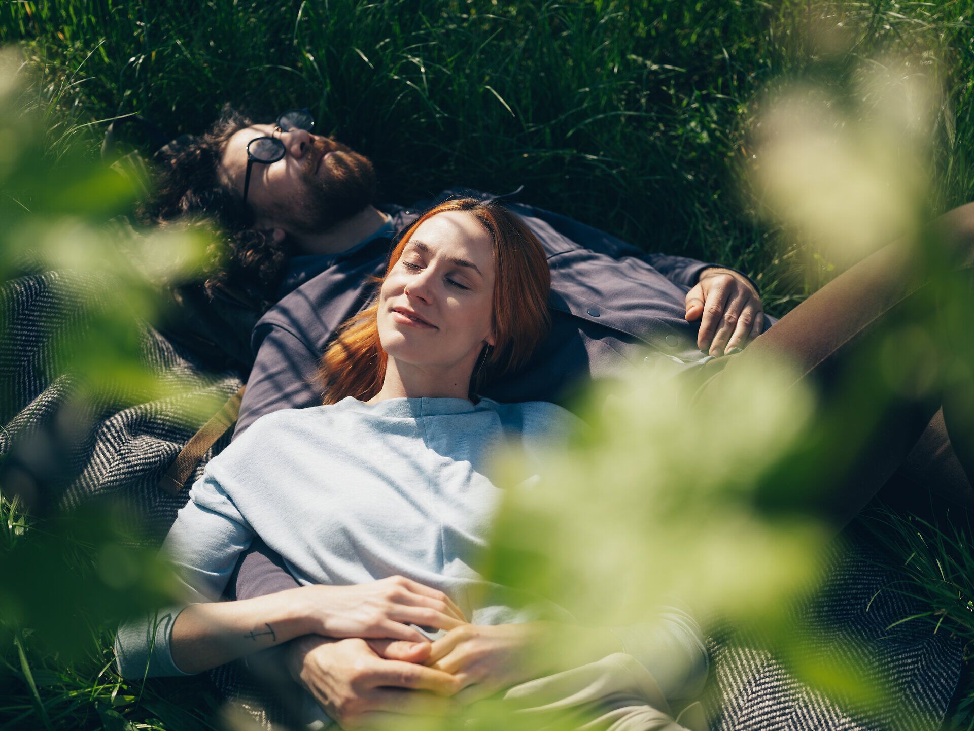 Inmitten der sanften Hügel und üppigen Wiesen genießen zwei Menschen einen entspannten Moment in der Natur. Die warmen Sonnenstrahlen umhüllen sie, während sie die friedliche Atmosphäre und die Schönheit der Umgebung erleben. Ein perfekter Ort, um die Seele baumeln zu lassen und die idyllische Landschaft zu bewundern.