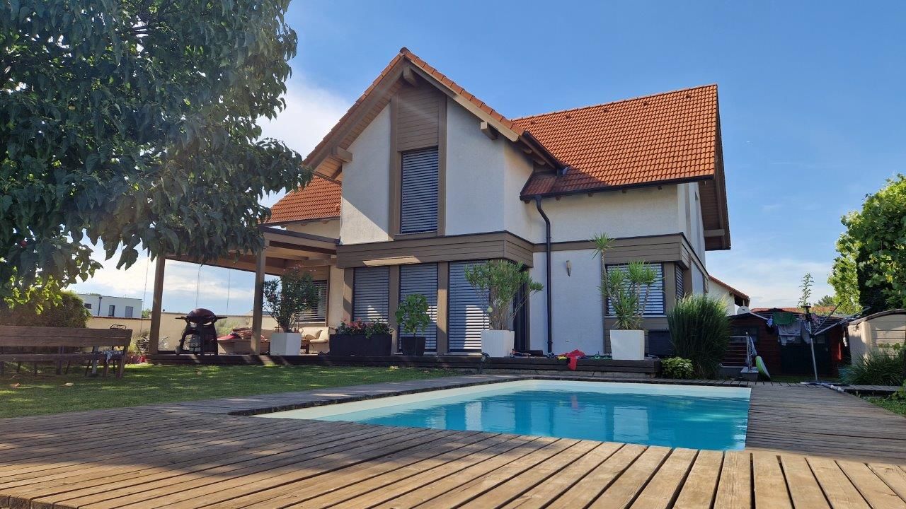 Einfamilienhaus im Hintergrund davor der Pool